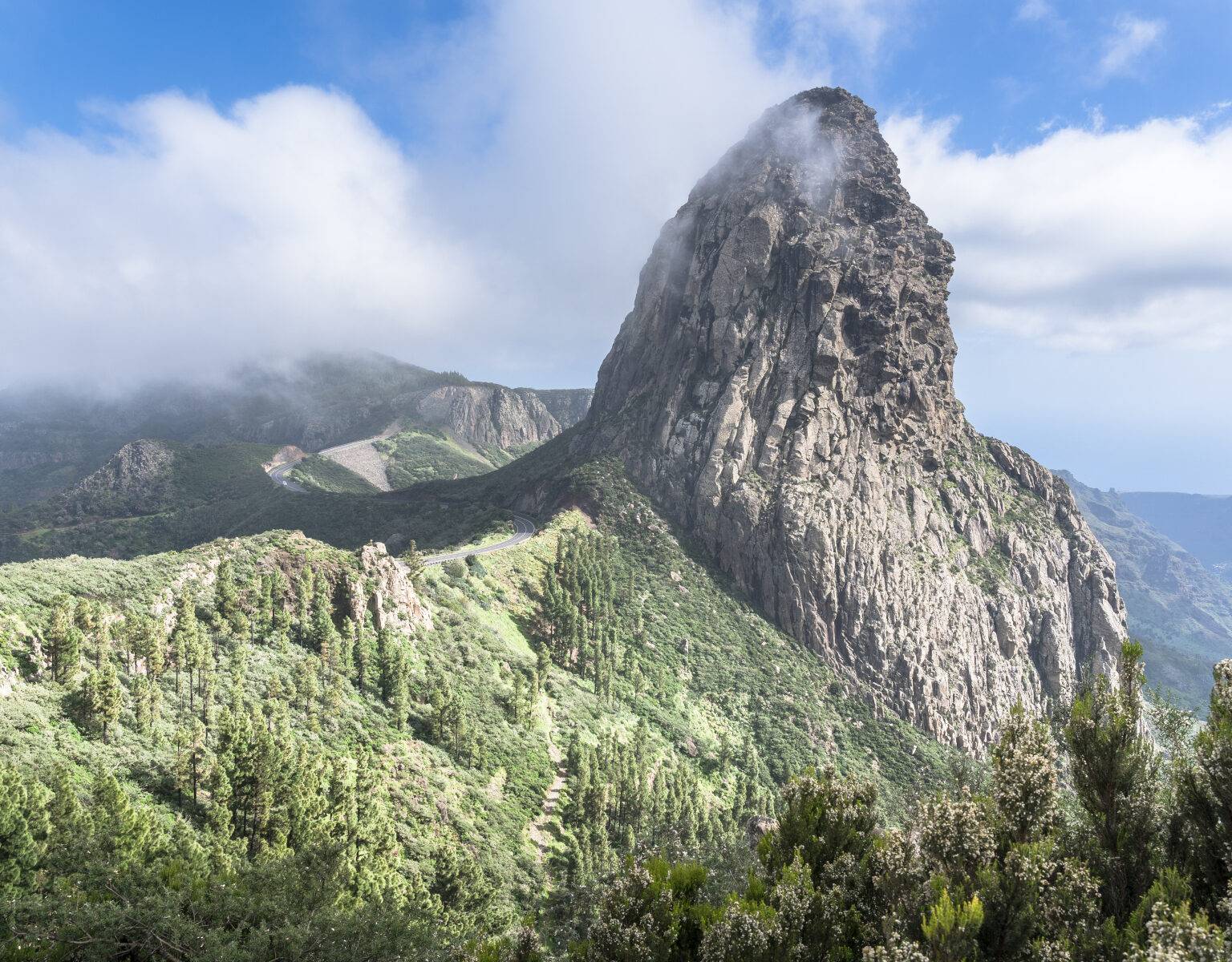 Auf der Wanderung blickt man vom Parkplatz auf den Roque Agando auf der Kanareninsel La Gomera.