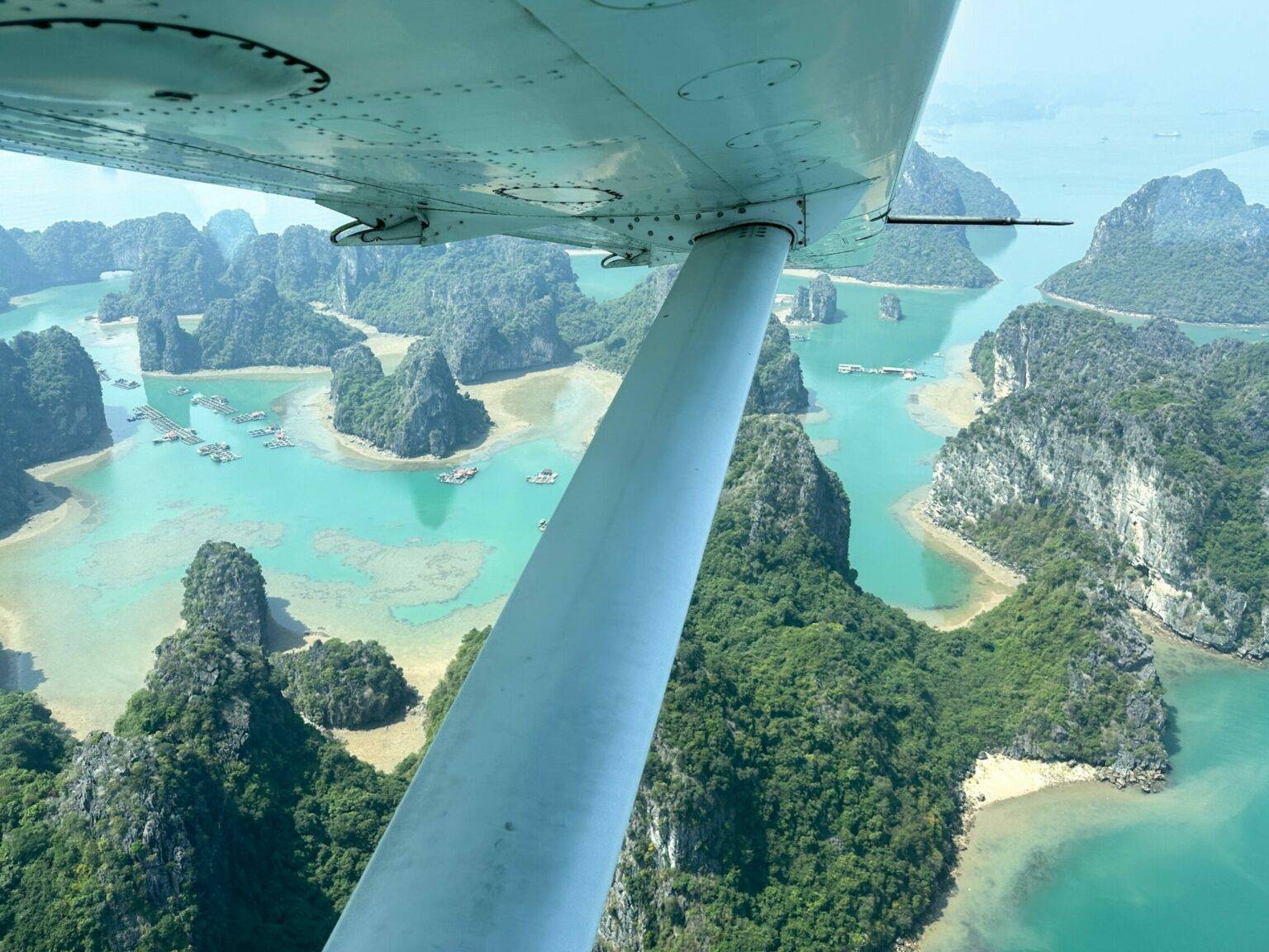 Der Blick aus einem Wasserflugzeug auf die Halong-Bucht.
