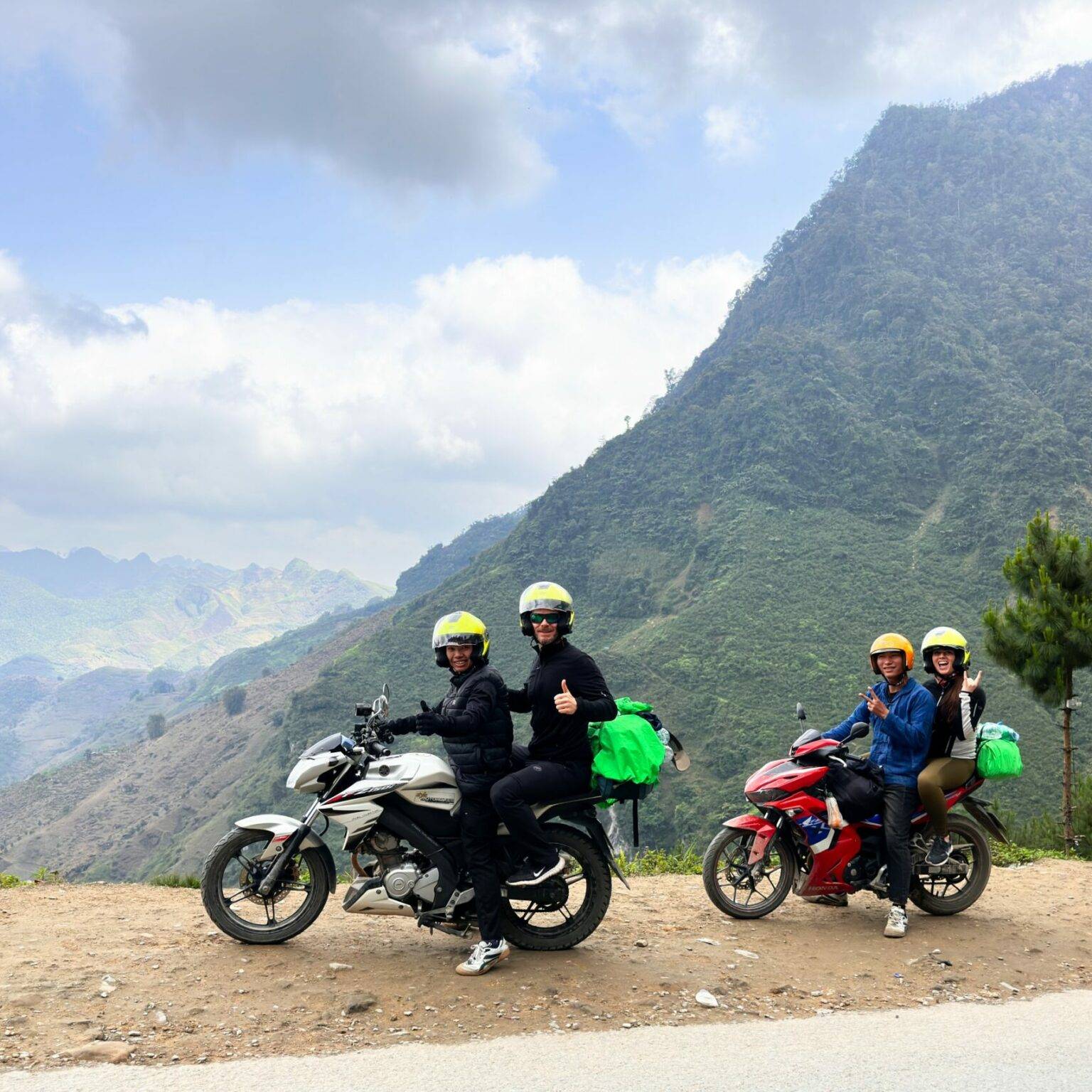Die Reiseblogger Biggi und Flo mit ihren Fahrern auf dem Motorrad auf dem „Hà Giang“-Loop.