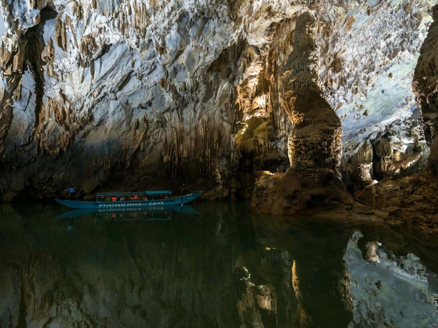 Ein Ruderboot im der „Phong Nha“-Höhle.