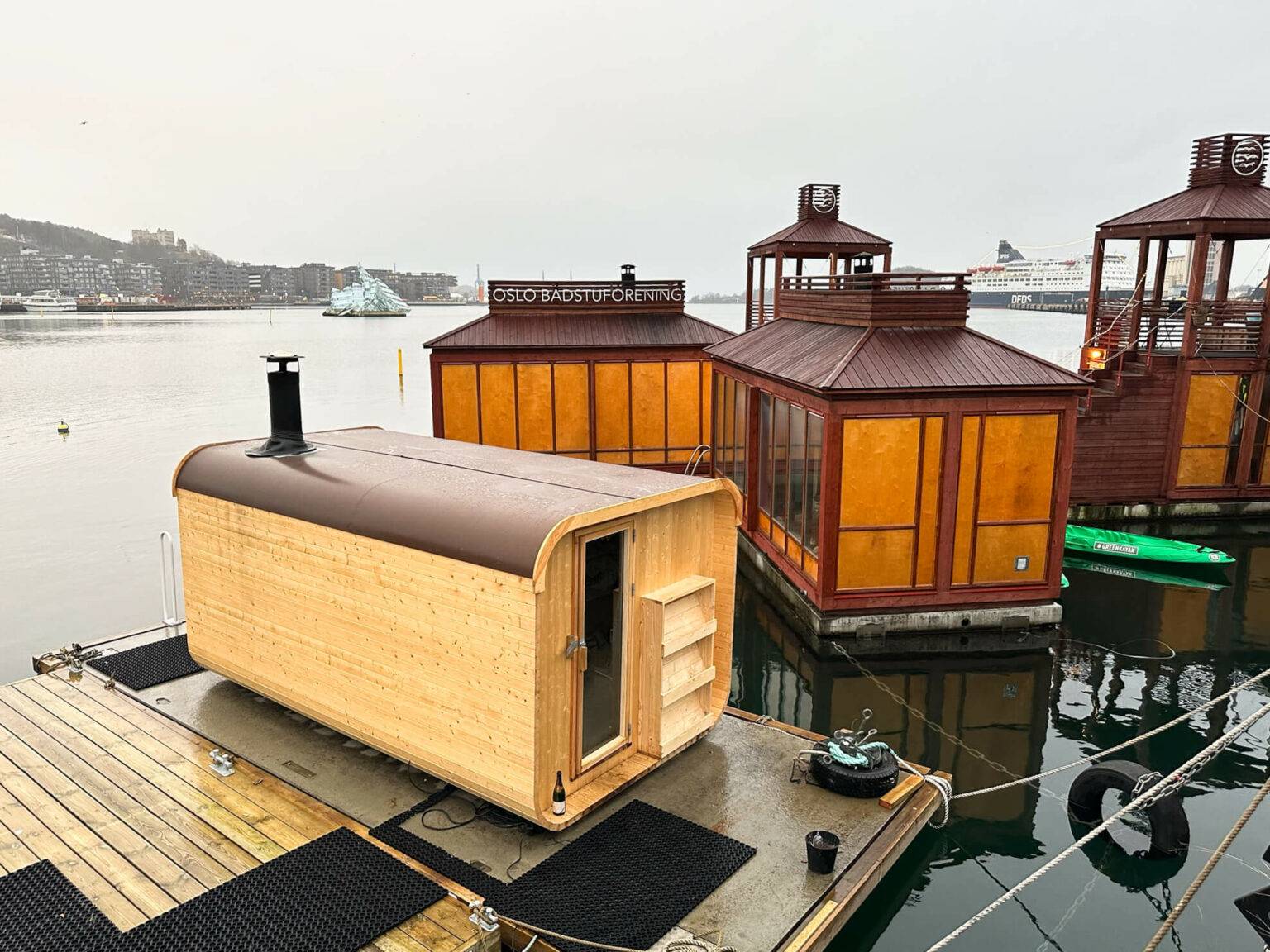 Auf dem Oslofjord befinden sich mitten in der Stadt Saunahäuschen.