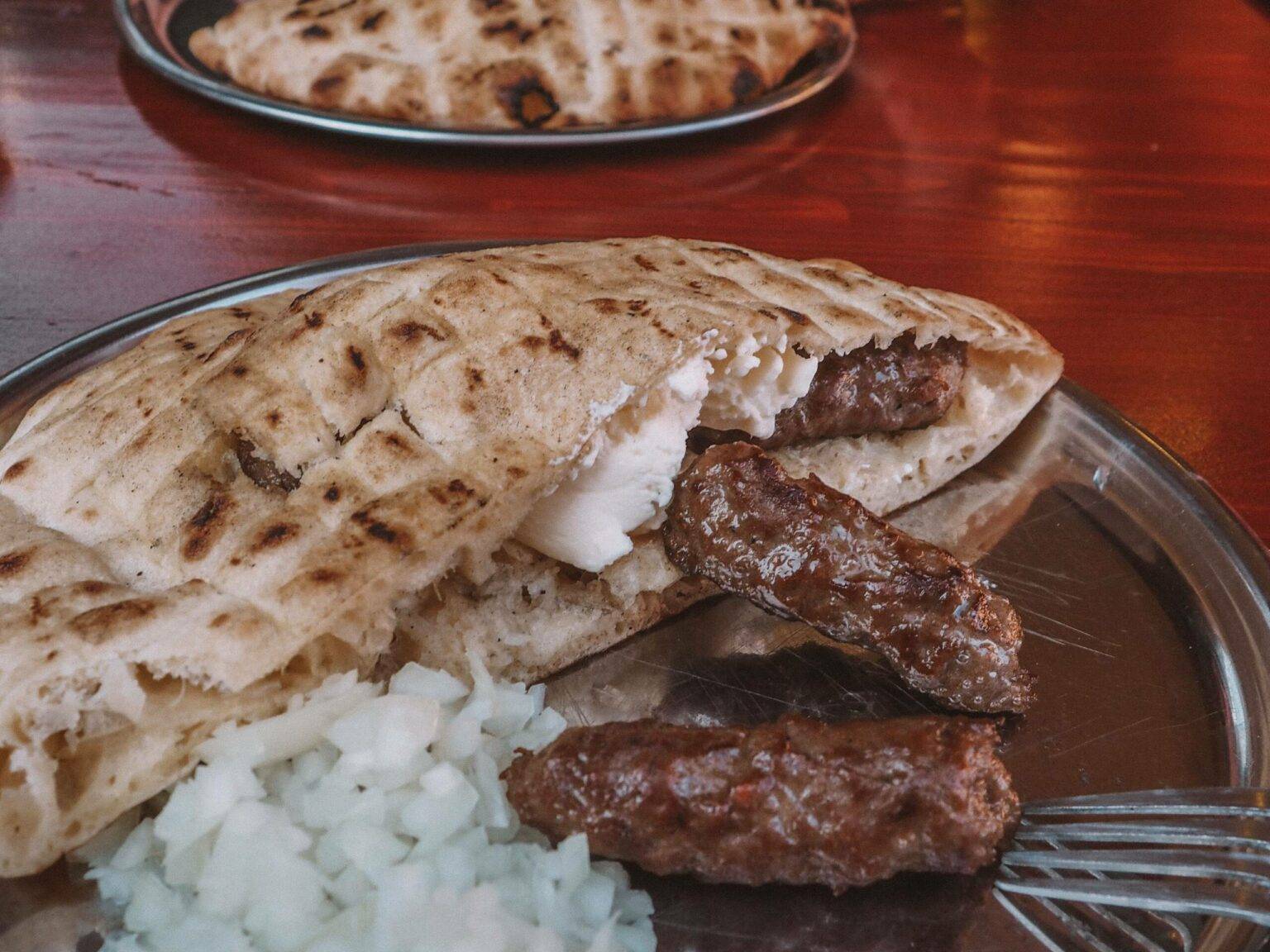 Das bosnische Nationalgericht Ćevapčići im Restaurant Ćevabdžinica Željo in Sarajevo.