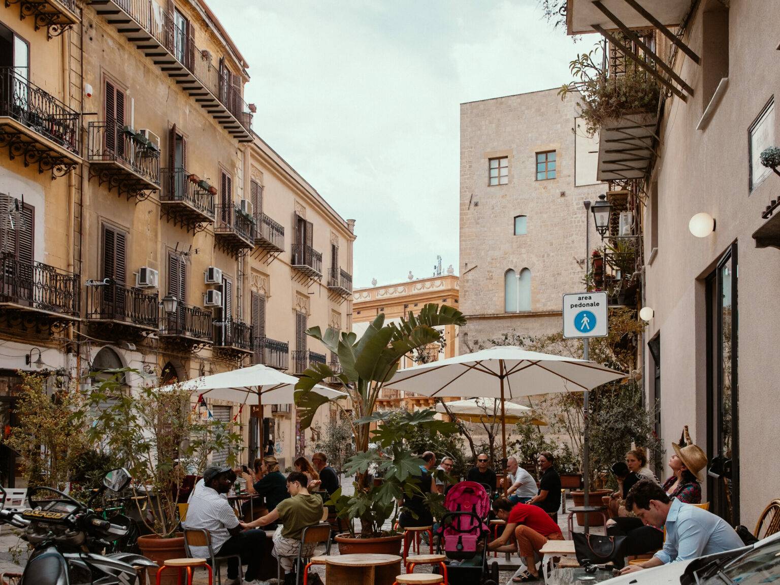 Ein kleiner Platz in Palermo, Menschen sitzen in einem Cafe.