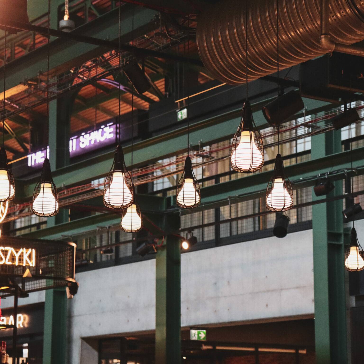 Lampen im Industrial style hängen in der Bar Koszyki von der Decke.