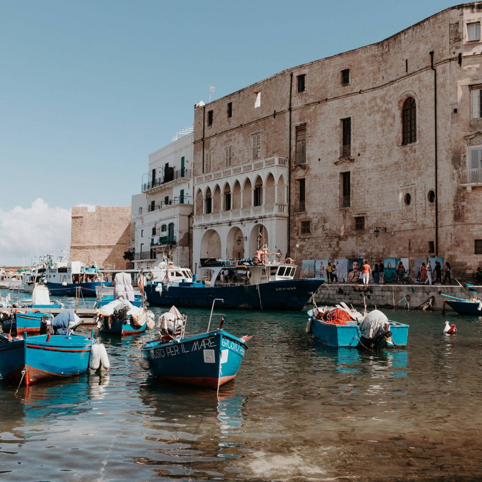 Kleine Boote liegen im flachen Wasser im Hafen porto antico.