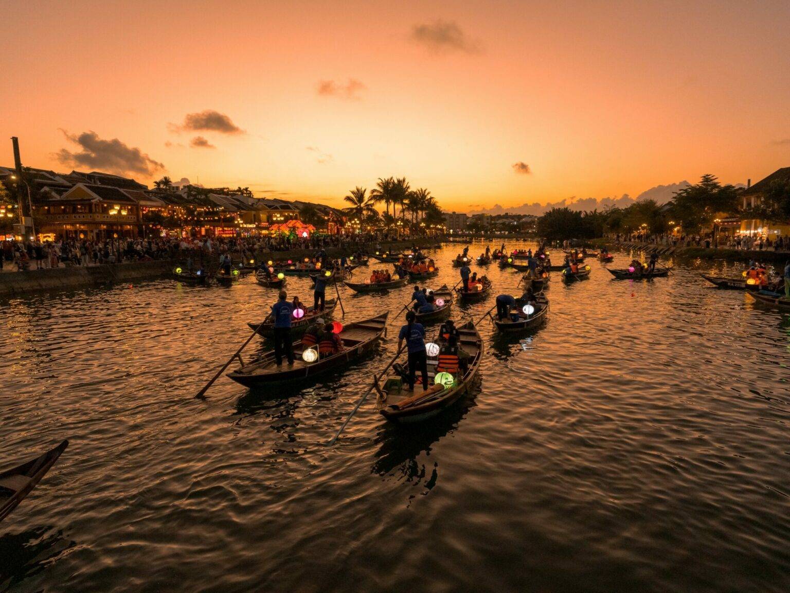 Die Laternen-Boote auf dem Thu-Bon-Fluss in Hoi An.