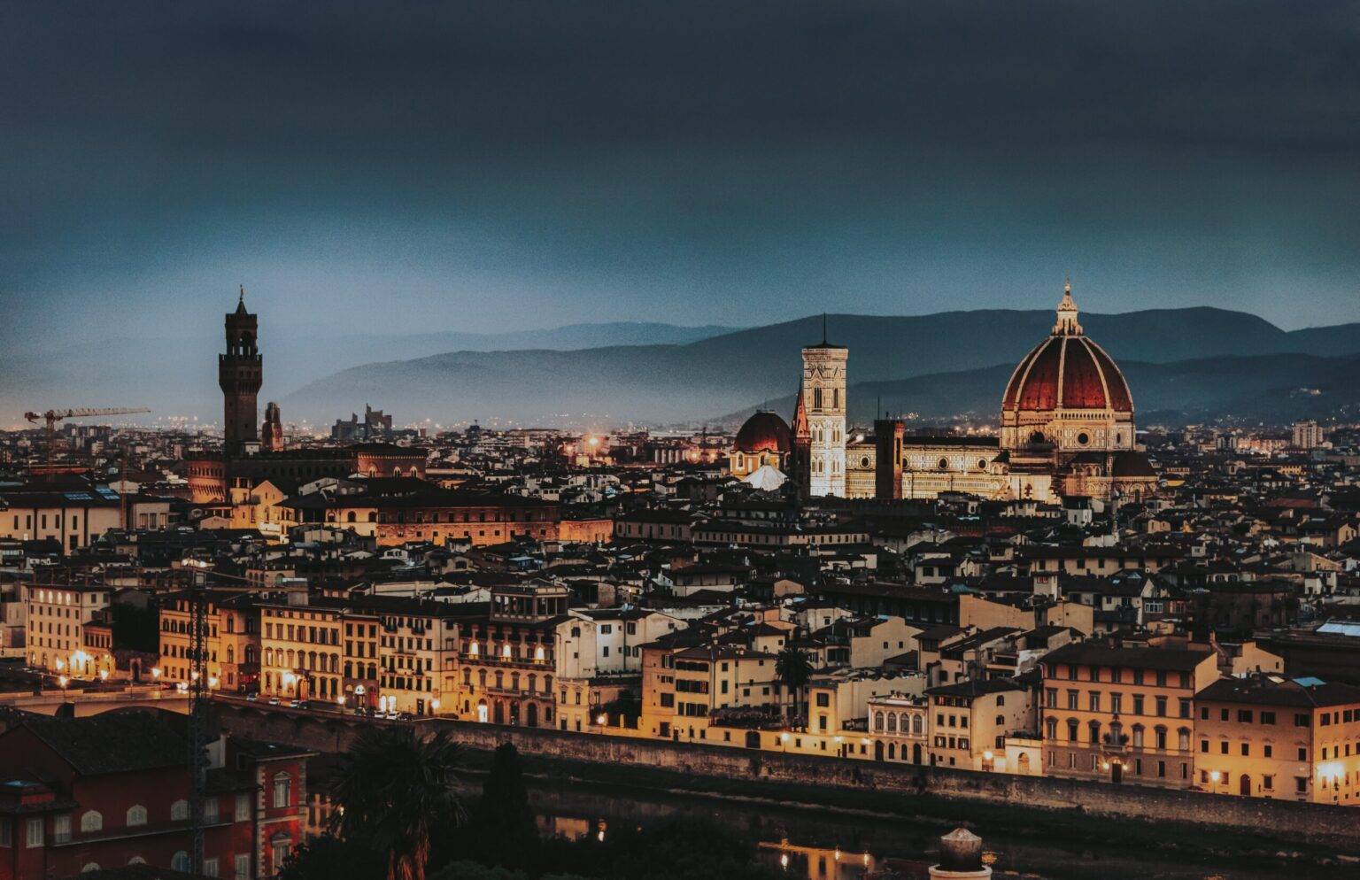 Die Sehenswürdigkeiten von Florenz bei Nacht bewundern.