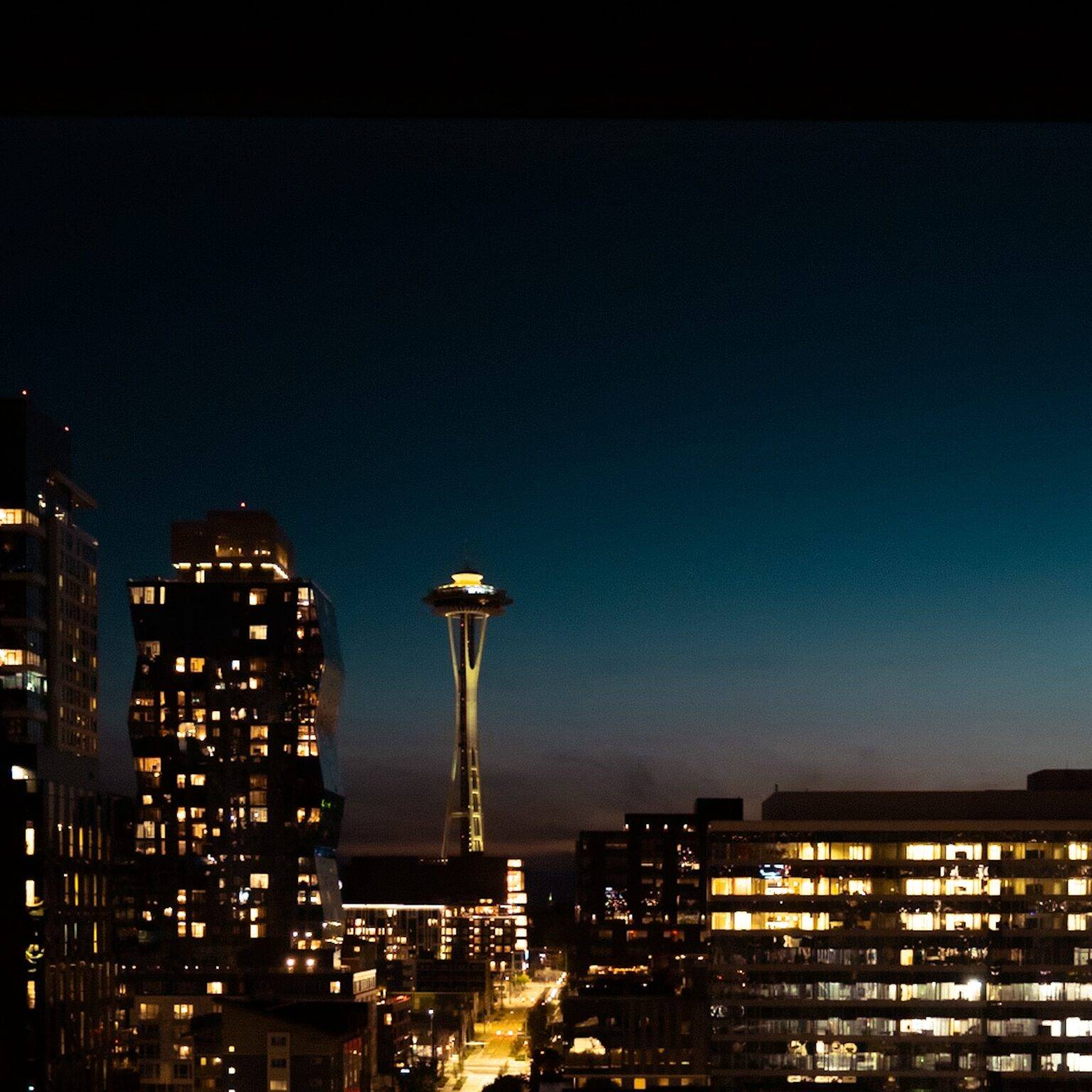 Die Space Needle und einige Hochhäuser von Seattle bei Nacht.