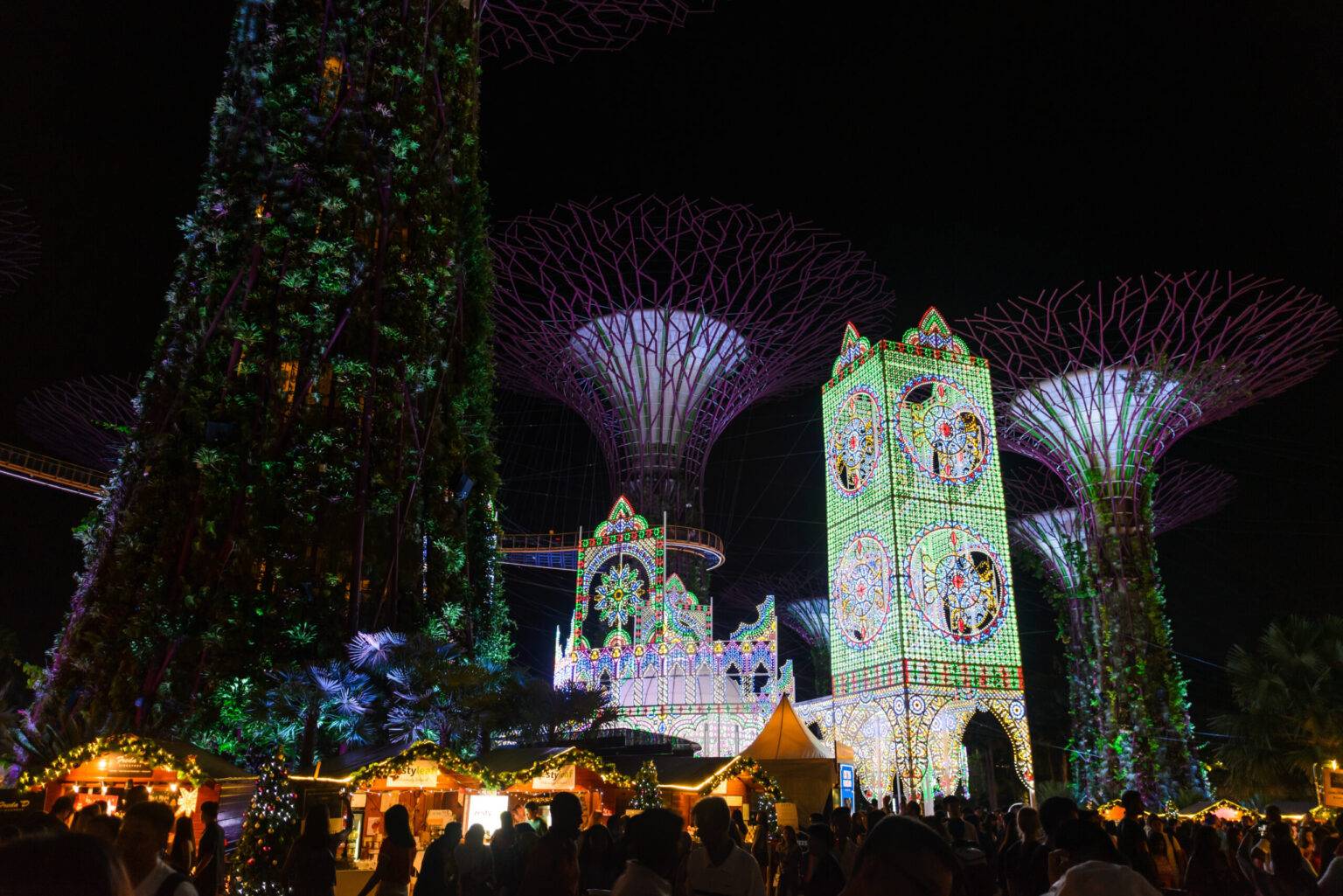 Das Christmas Wonderland in den Gardens by the Bay ist ein buntes Spektakel, das man nicht verpassen sollte.