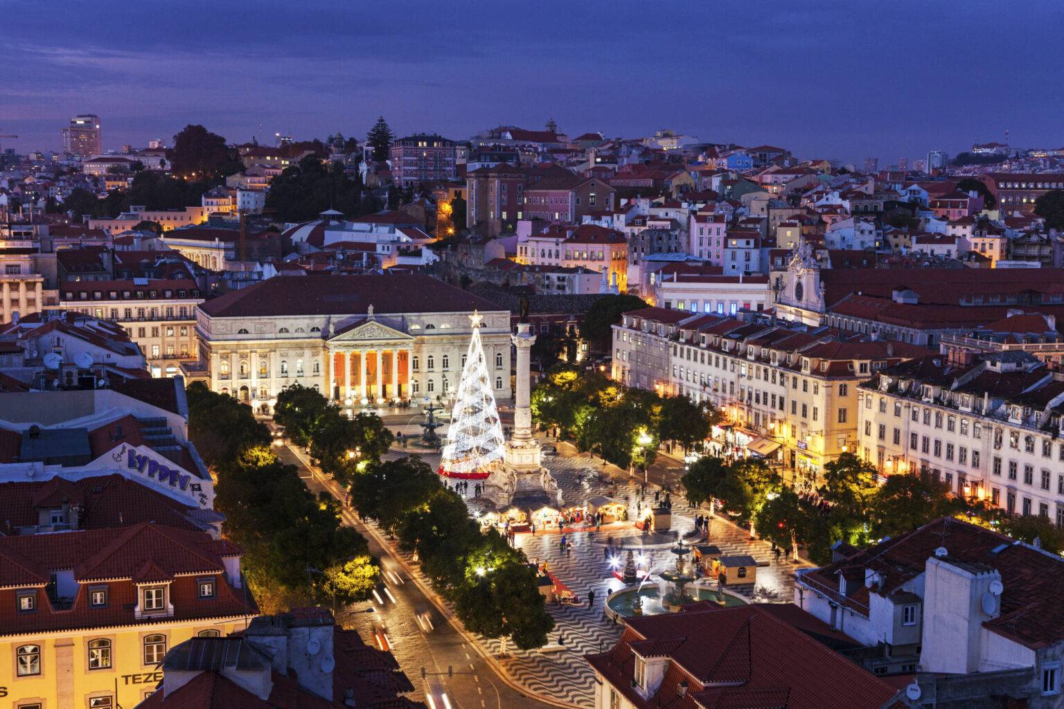 Der Rossio-Platz in Lissabon ist in der Weihnachtszeit mit bunten Lichtern und einem Weihnachtsbaum geschmückt.