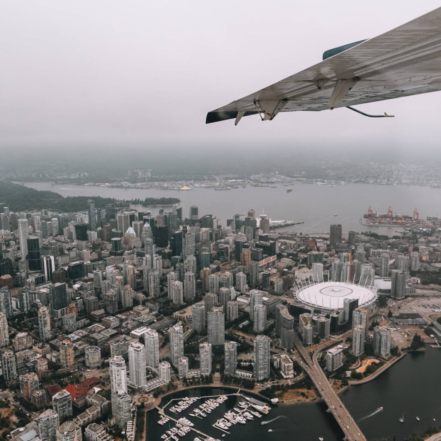 Der Blick aus dem Flugzeug auf die Hochhäuser von Vancouver.