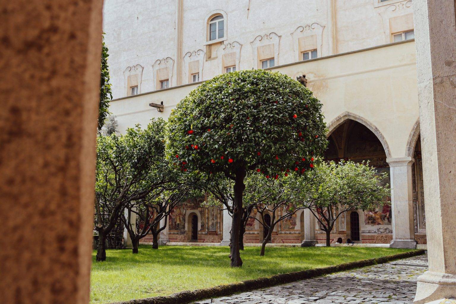 Im Klostergarten von Santa Chiara fühlt sich der Trubel weit weg an.