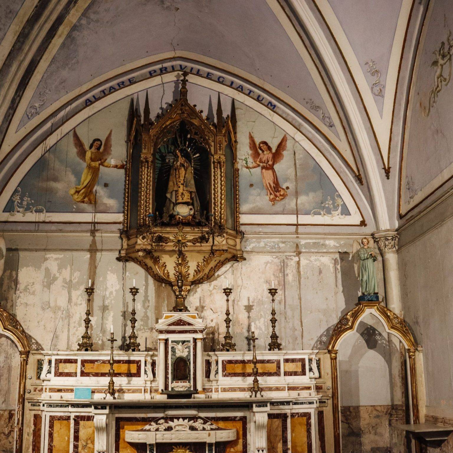 Das innere der Kirche Santa Luciella ist weiß gehalten, viele kirchliche Motive sind bunt an die Wände gemalt.