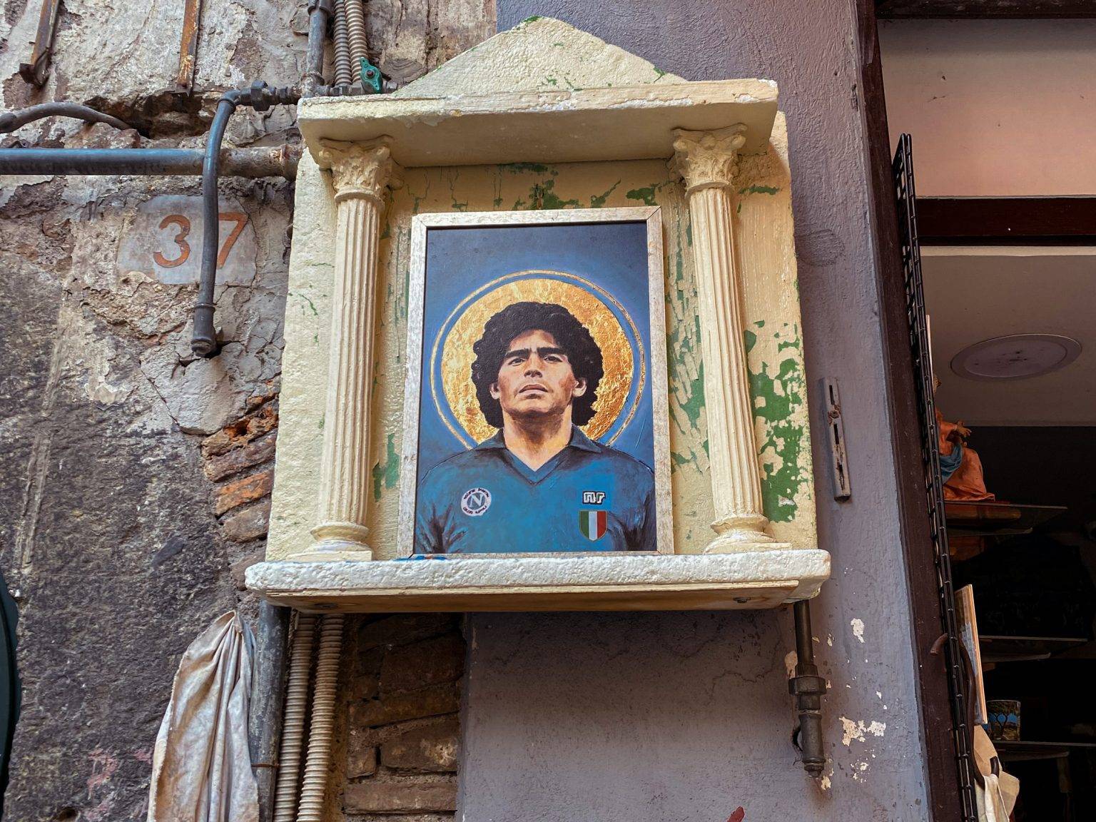 Das fast schon christliche Bild von Diego Maradona mit Heiligenschein wird einem kleinen Altarrahmen an einer Wand aufbewahrt.