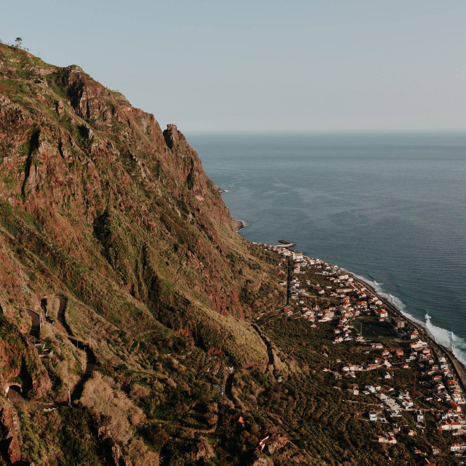 Blick auf die schroffen Klippen Madeiras