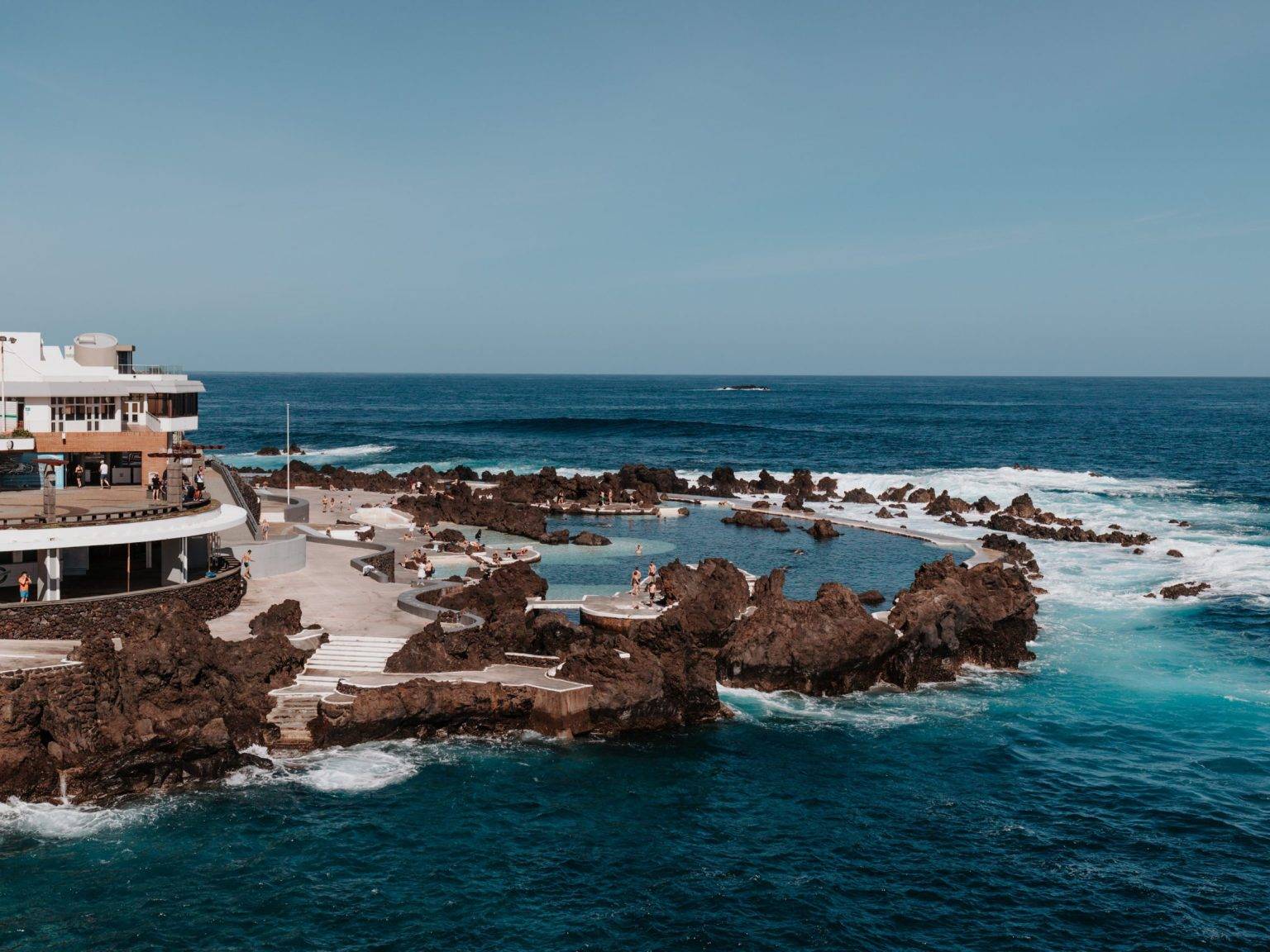 Neben einem Restaurant lädt ein Naturpool von Felsen geschützt zum Sprung ins Wasser ein.