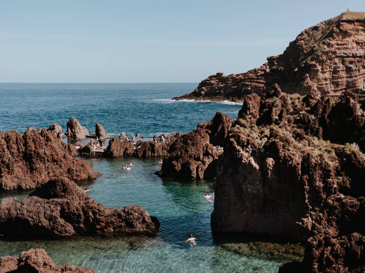 Viele Felsen im Wasser formen kleine, natürliche Schwimmbecken ohne viel Wellengang.