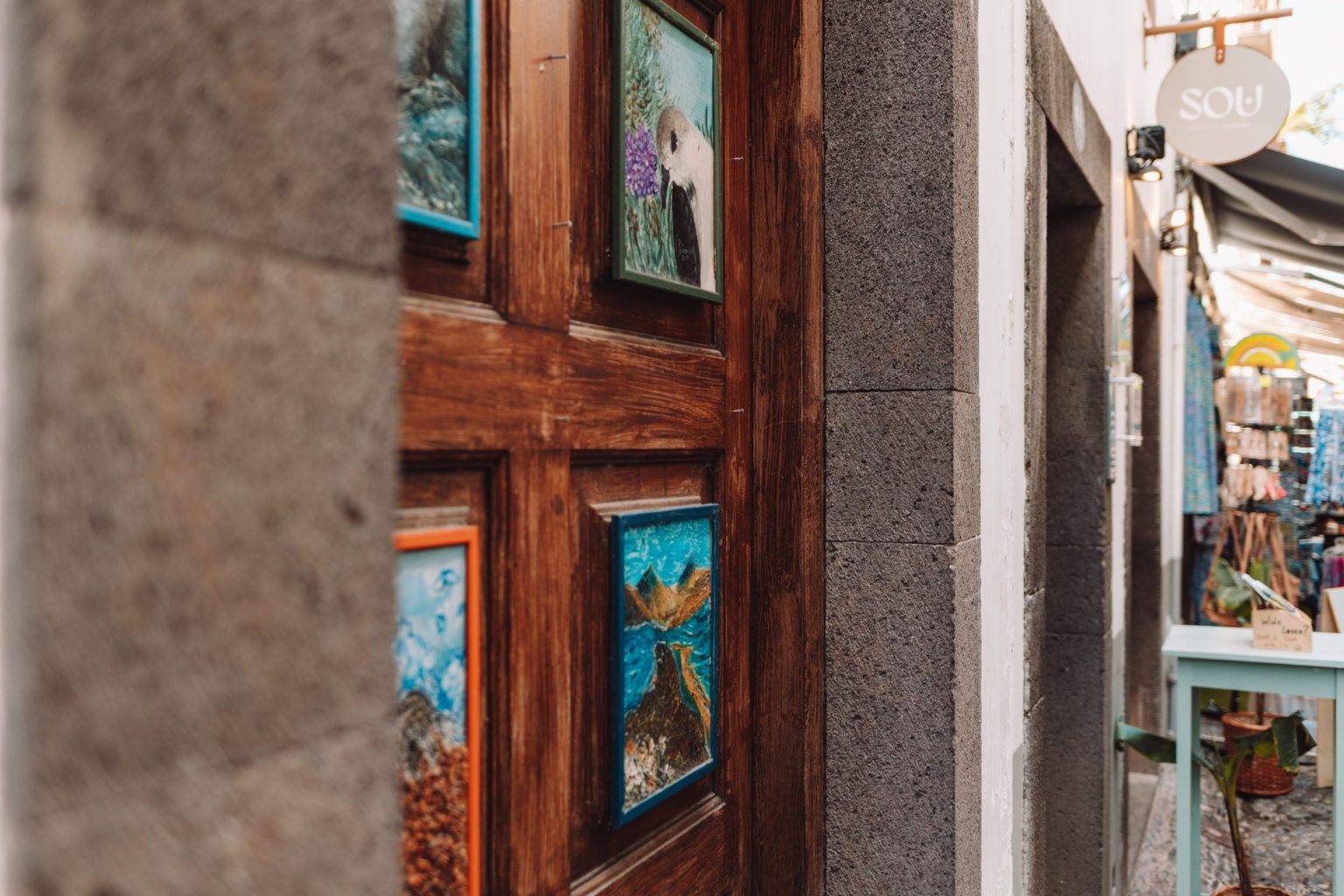 Bunt bemalte Türen schmücken die Rua Santa Maria in Funchal. 