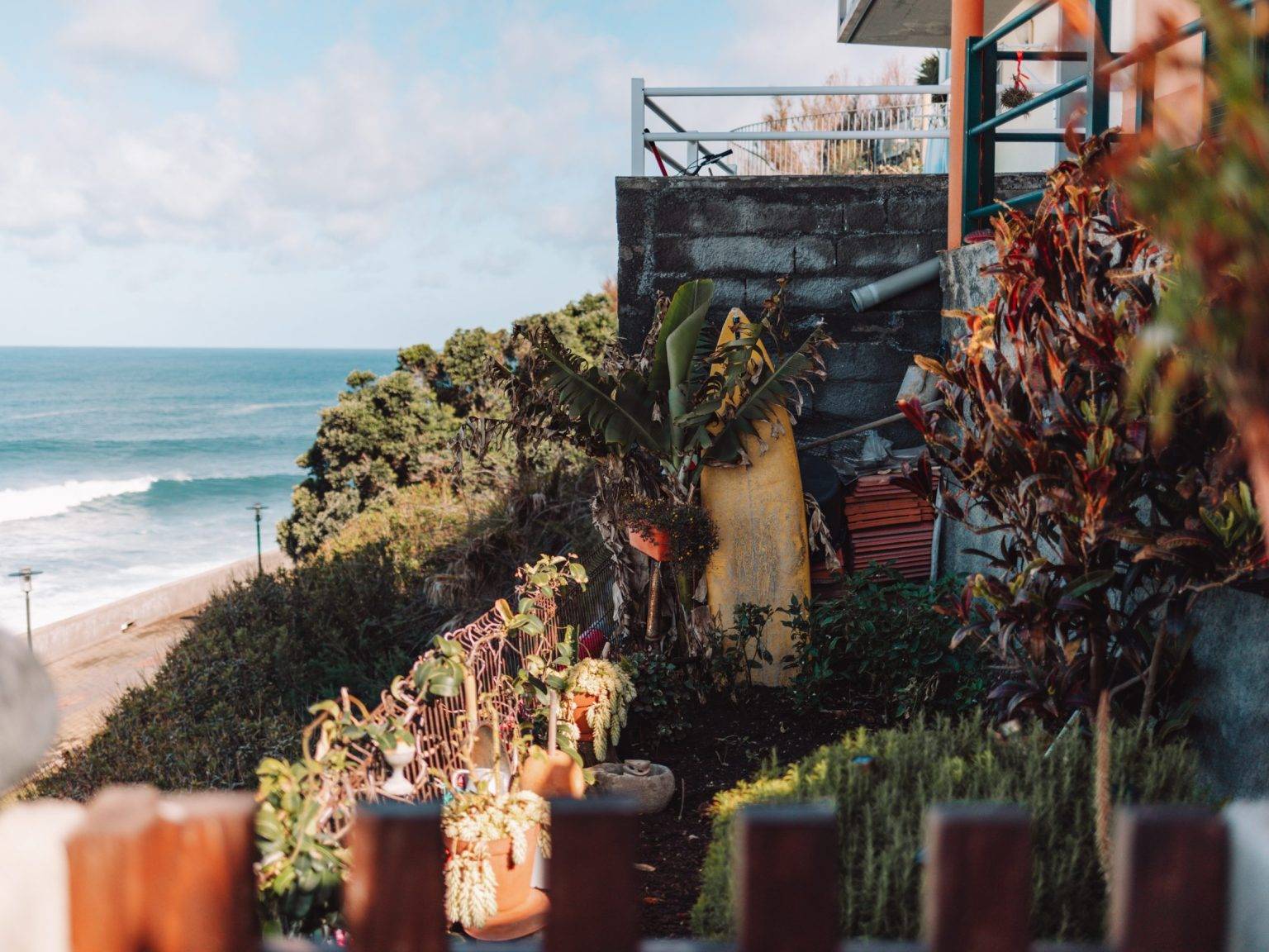 Ein kleiner Hof hinter einem Haus mit Treppe hinunter zum Strand