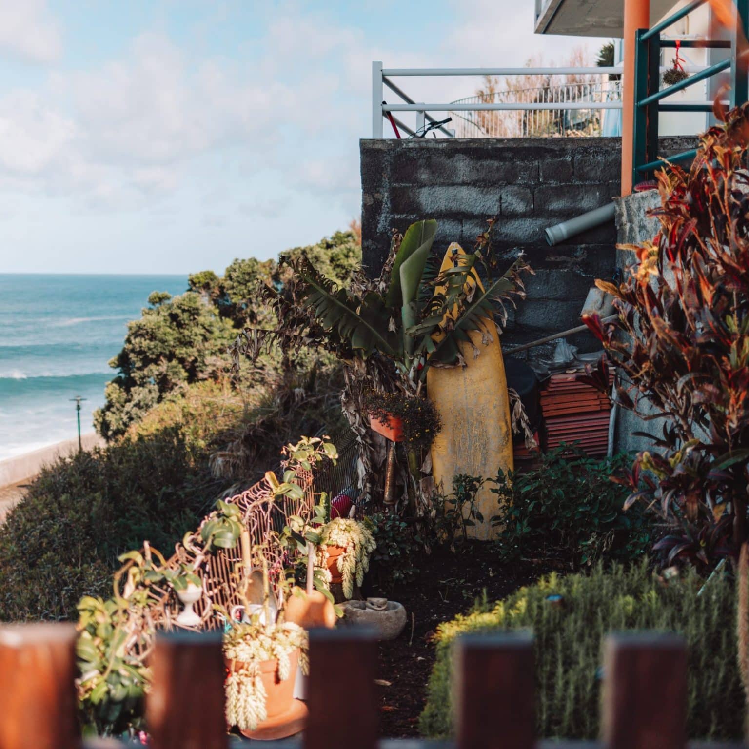 Ein kleiner Hof hinter einem Haus mit Treppe hinunter zum Strand