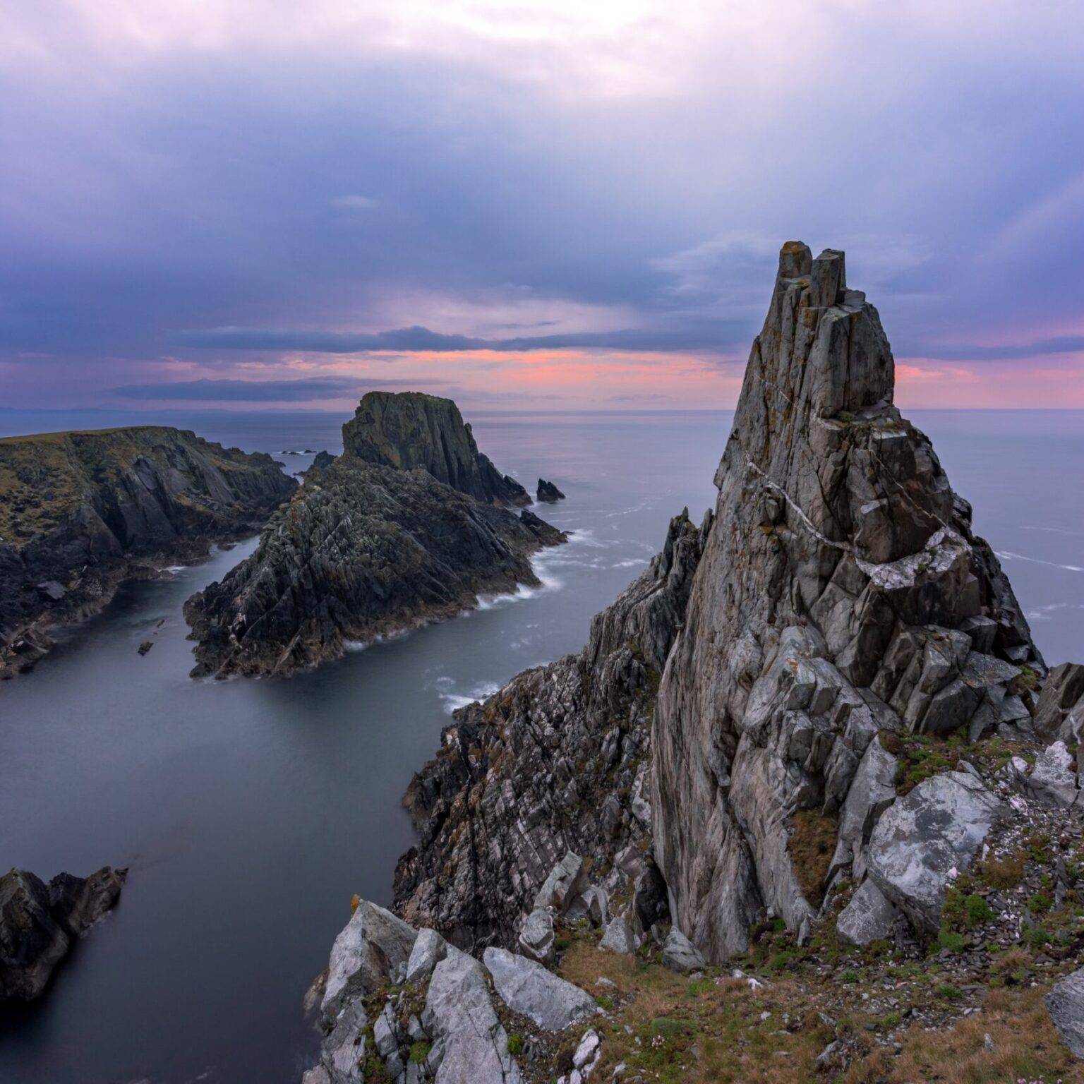 Schroffe Felsen im Abendlicht an der Küste von Malin Head.