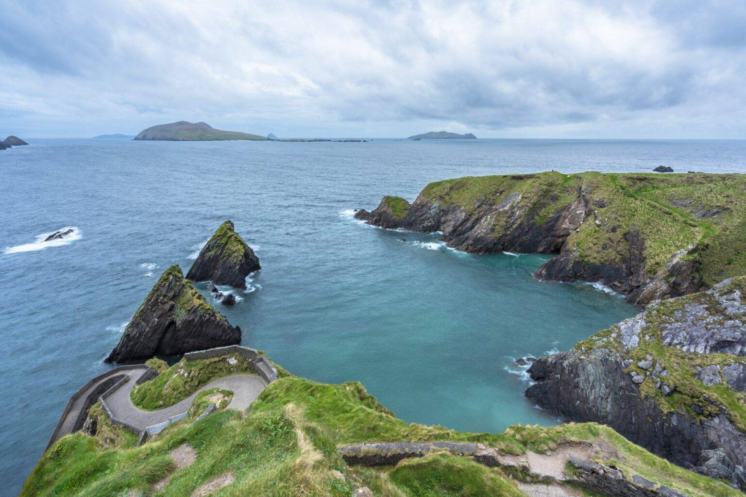 Dieser steile Weg führt hinunter zum Dunquin Pier.