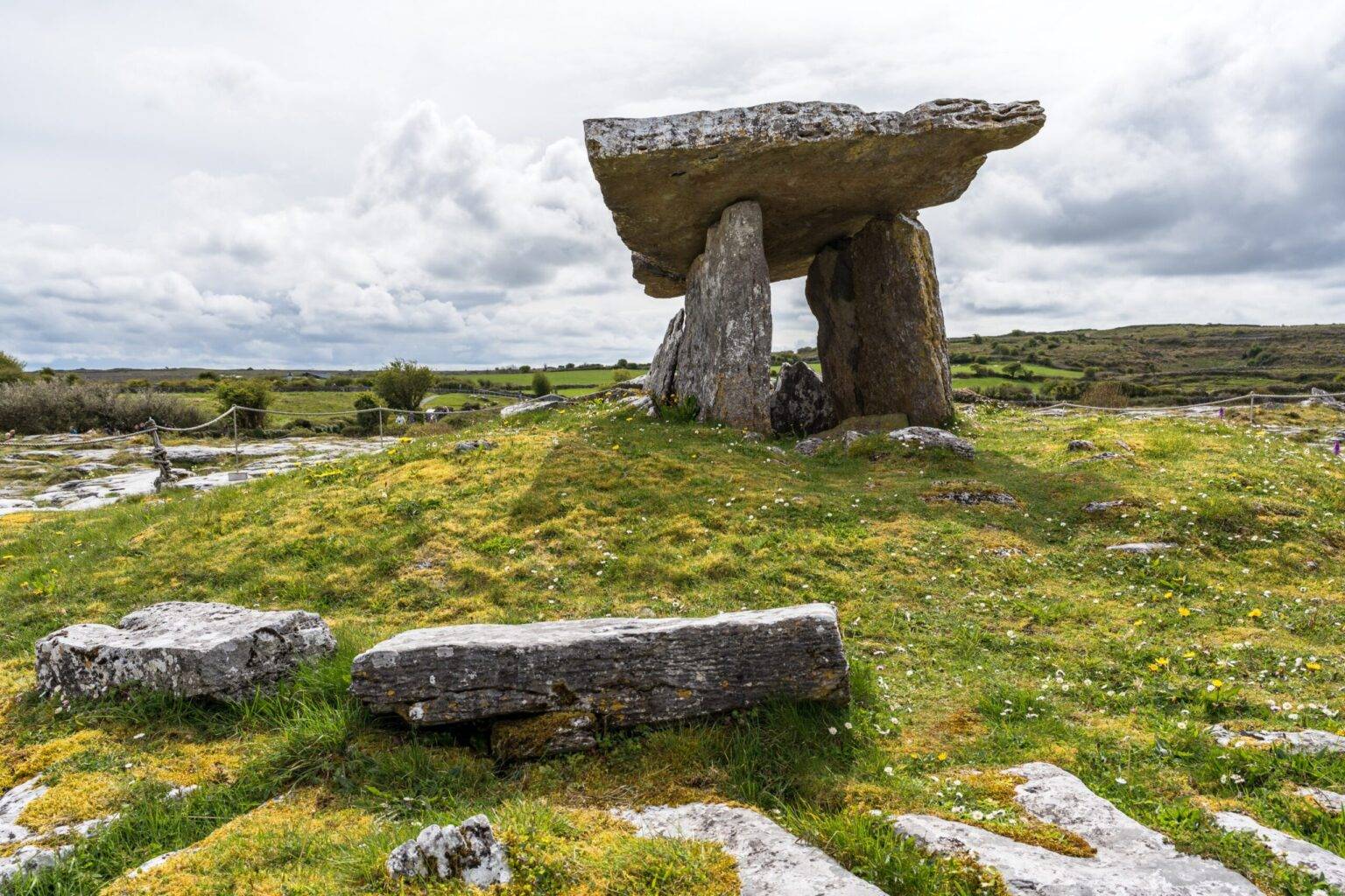 Der Poulnabrone Dolmen darf auf keinem Roadtrip auf dem Wild Atlantic Way fehlen.