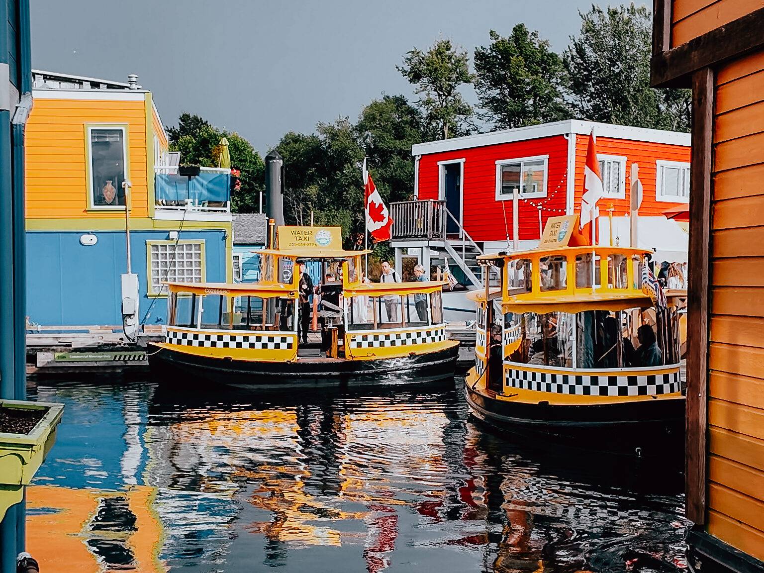 Zwei Wassertaxis im Hafen von Victoria.