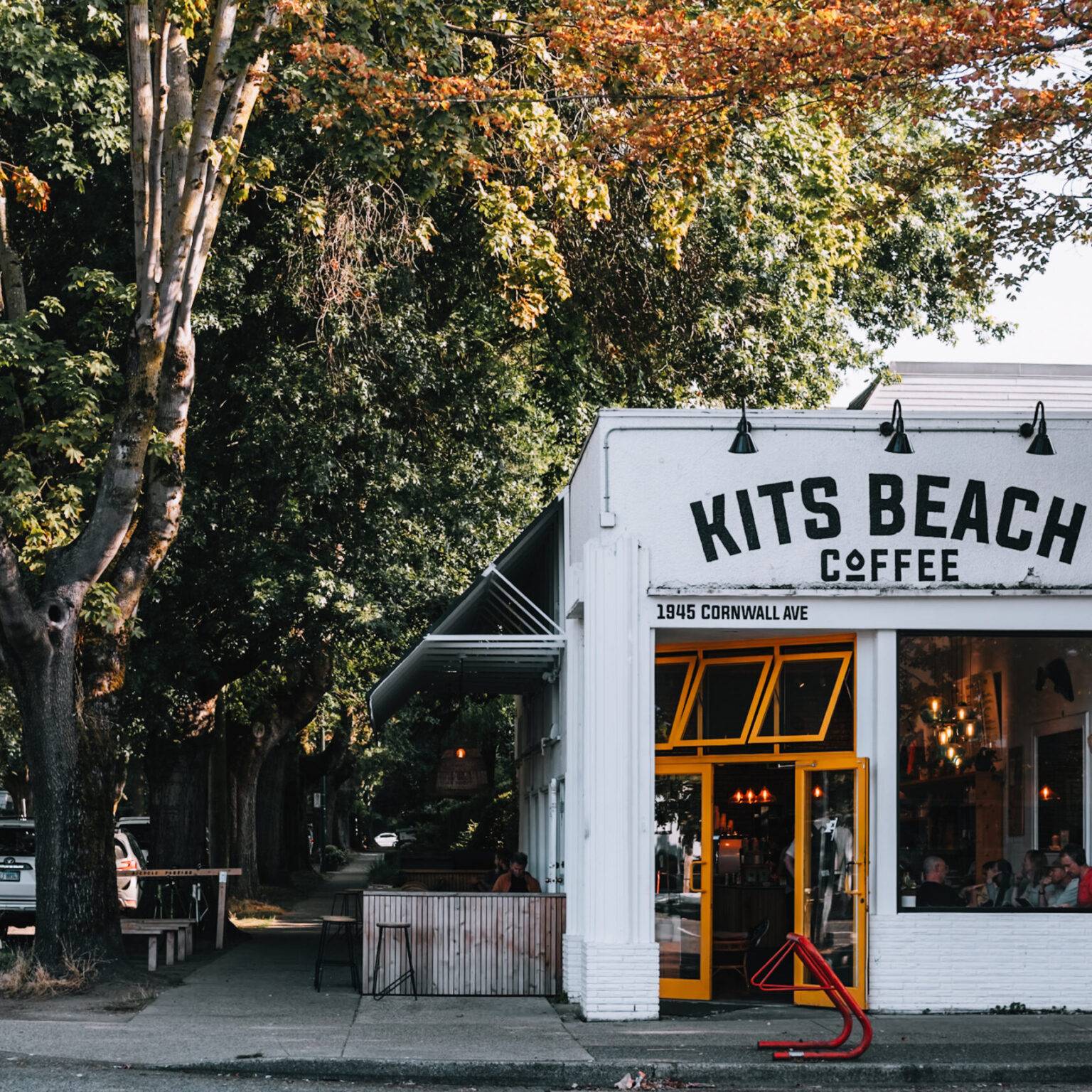 Die Fassade des Kits Beach Coffee in Kitsilano.