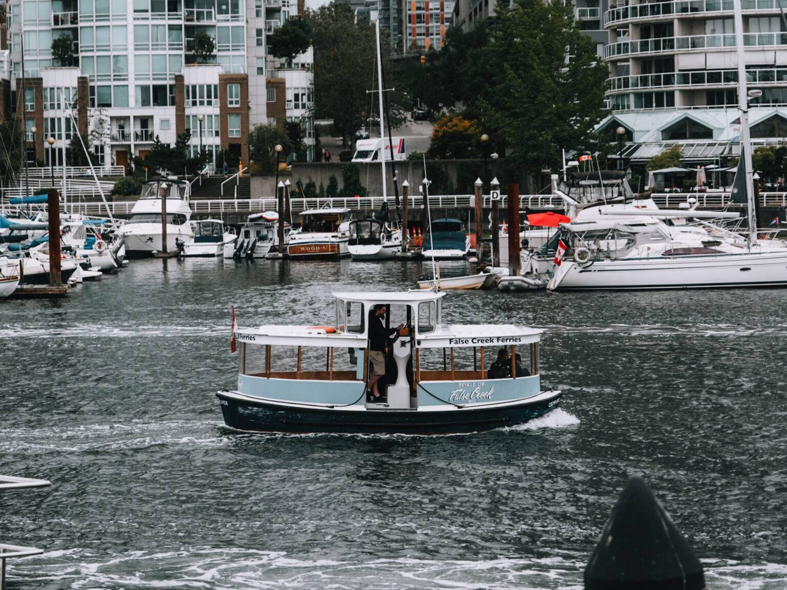 Eine False Creek Ferry fährt durch den Hafen.