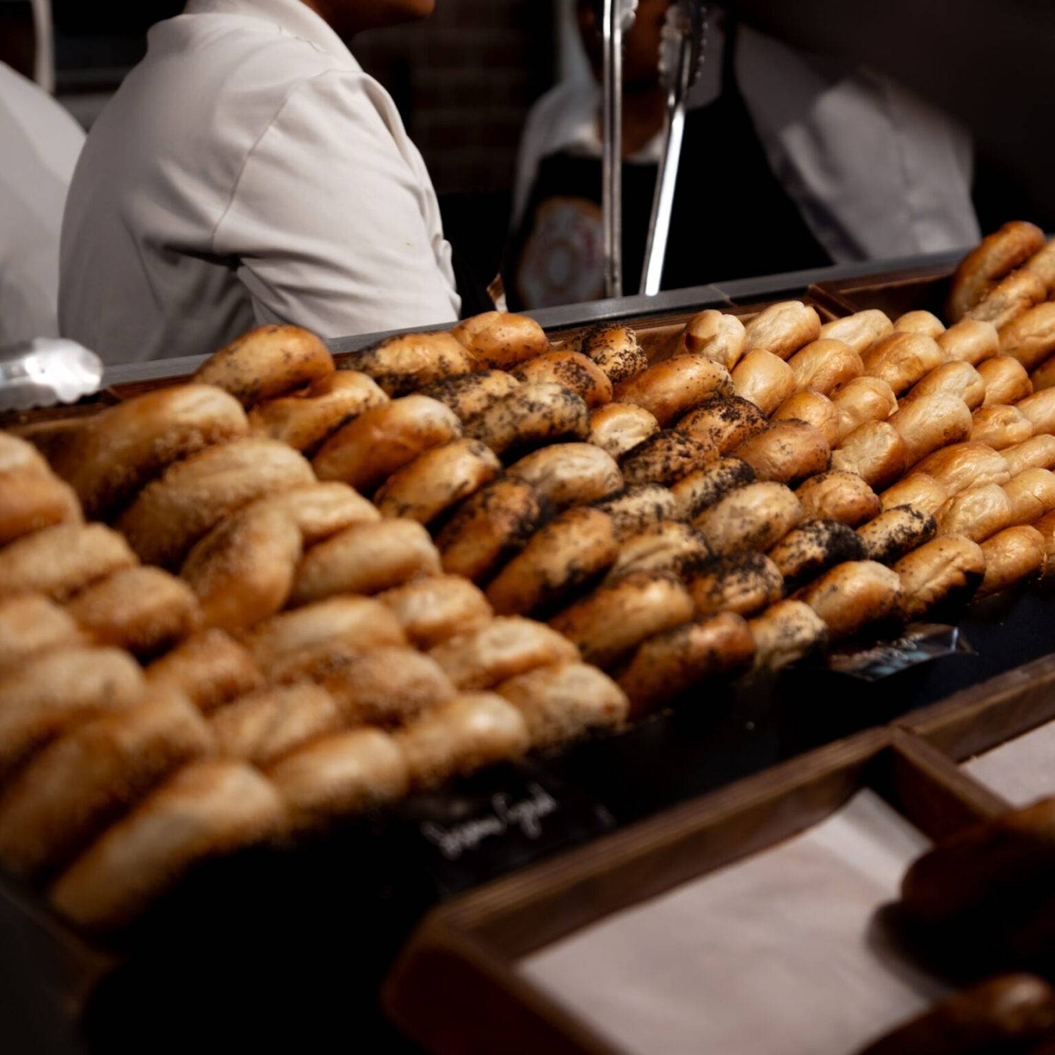 Eine Auslage mit verschiedenen Bagel-Sorten von Siegel's.