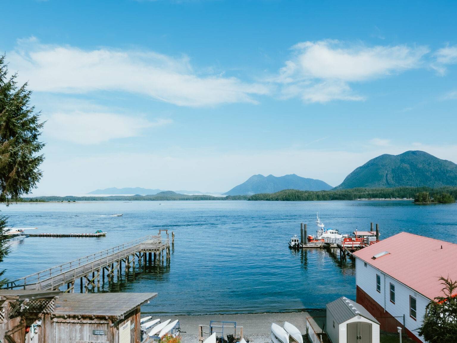 Der Ausblick von der Terrasse des Harbour Cafés in Tofino auf das Wasser.