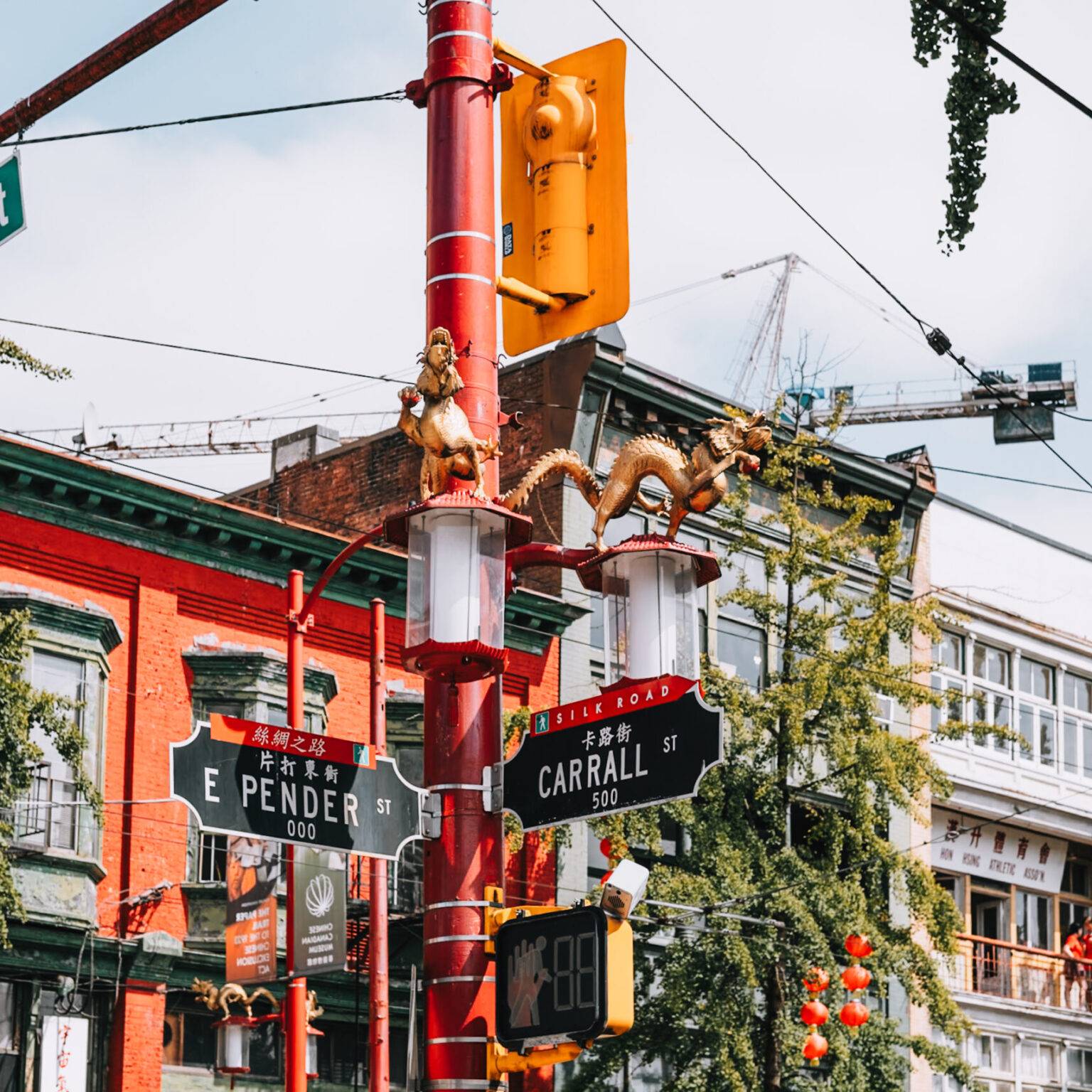 Eine mit goldenen Drachen verzierte Laterne in Chinatown.