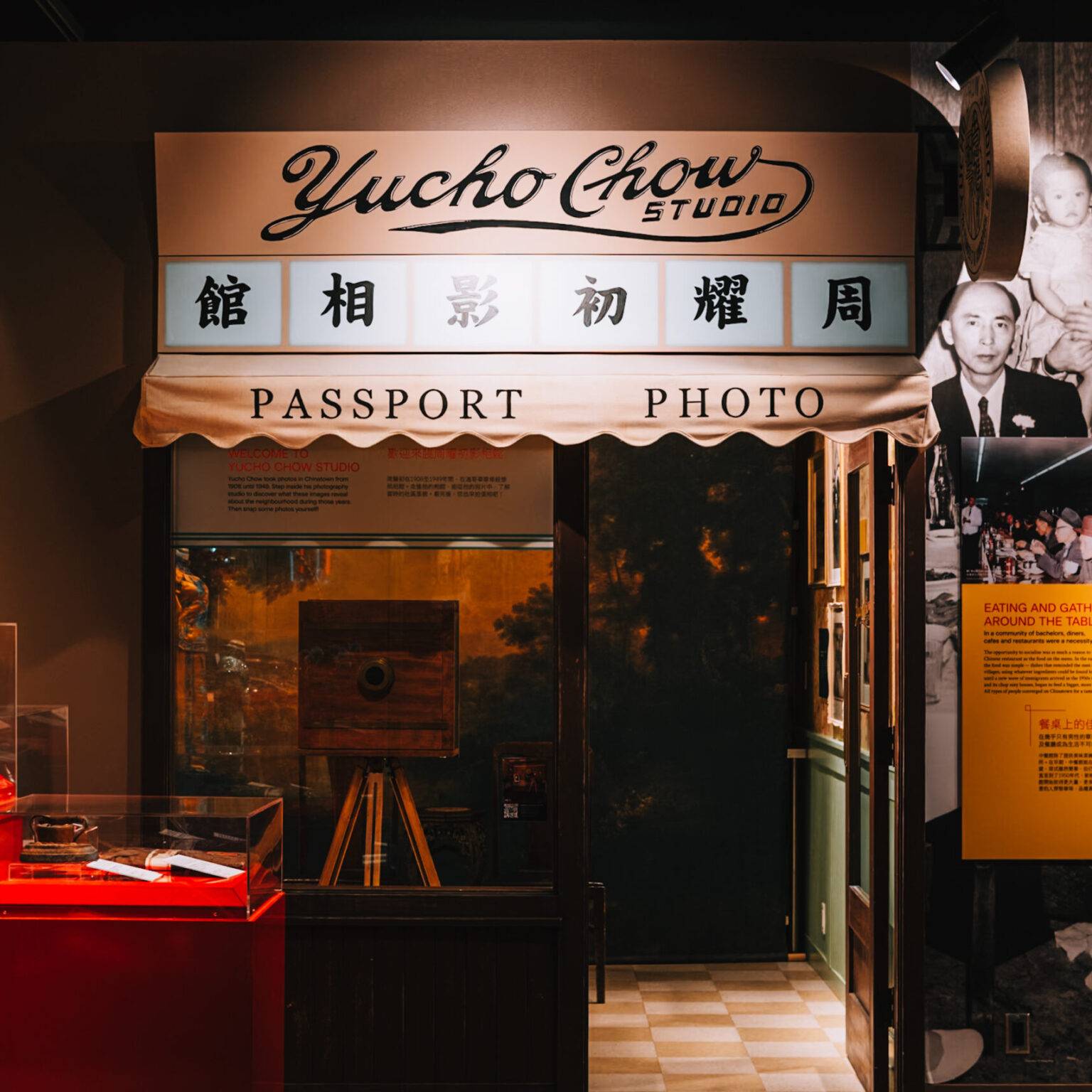 Ein Ausstellungsraum im Chinatown Storytelling Centre mit der Ladenfront eines alten Foto-Studios.