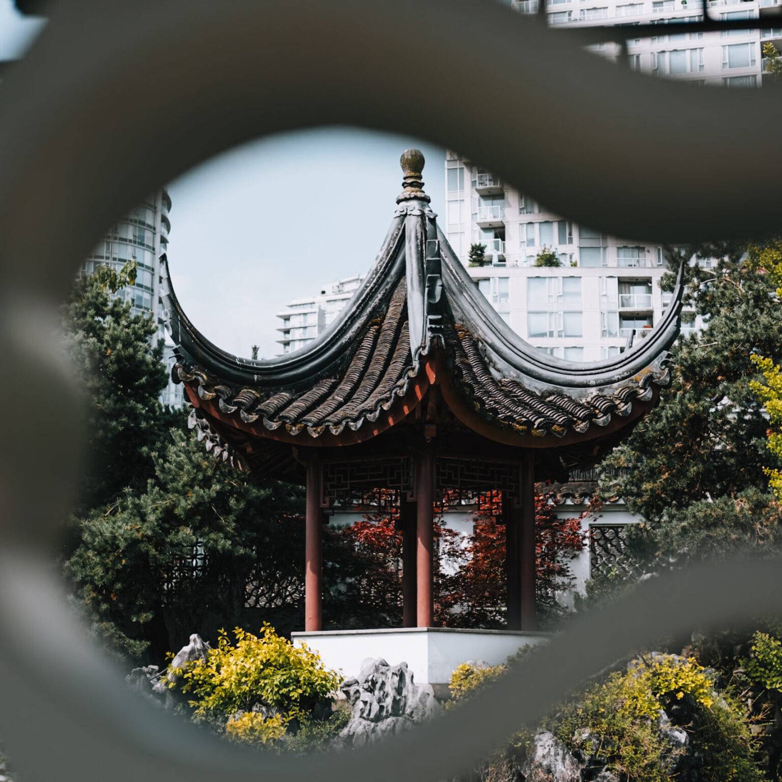 Eine kleiner überdachter Pavillon im Dr. Sun Yat-Sen Classical Chinese Garden.