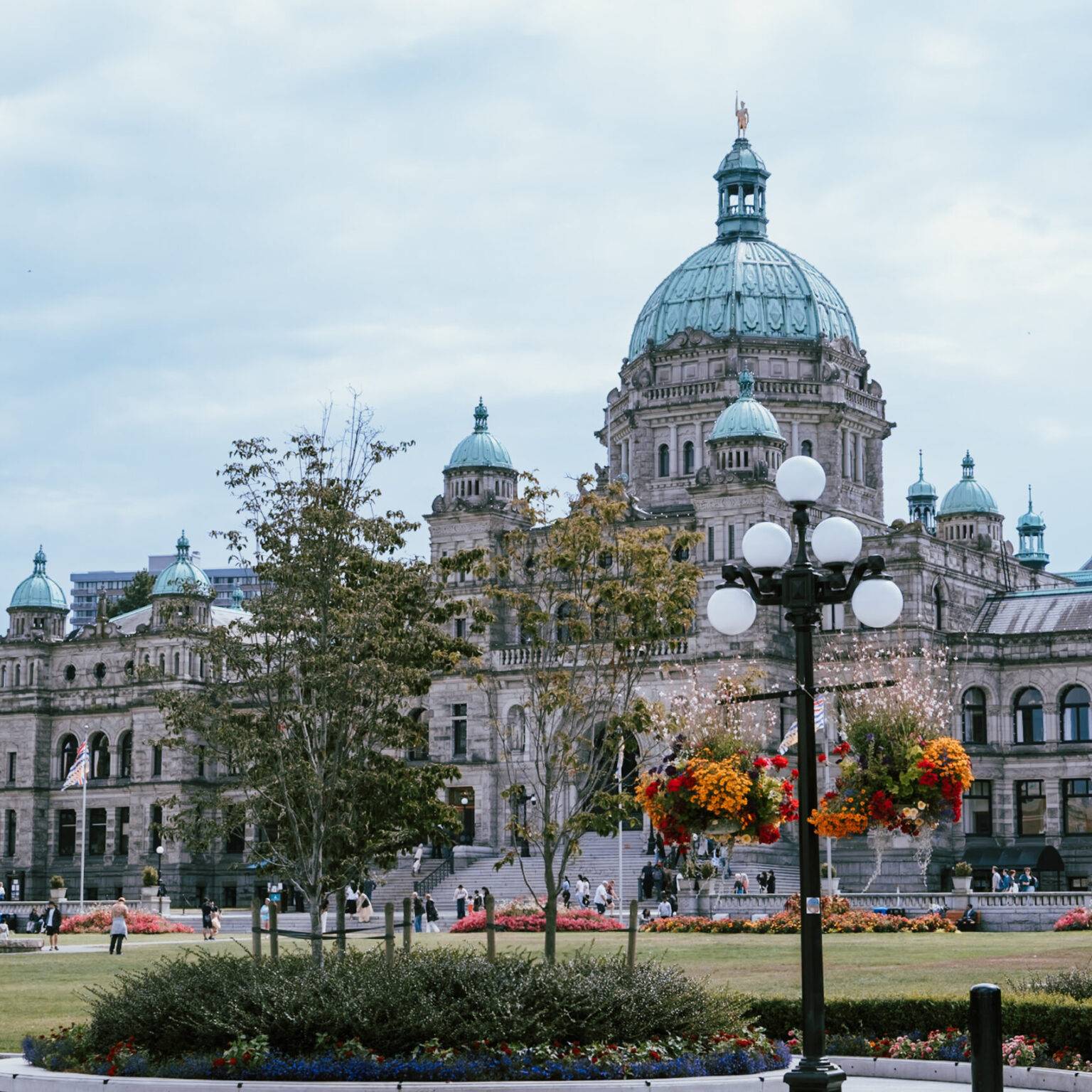 Das Parliament Buildings am Victoria Harbour mit Parkanlage und einem Totempfahl.