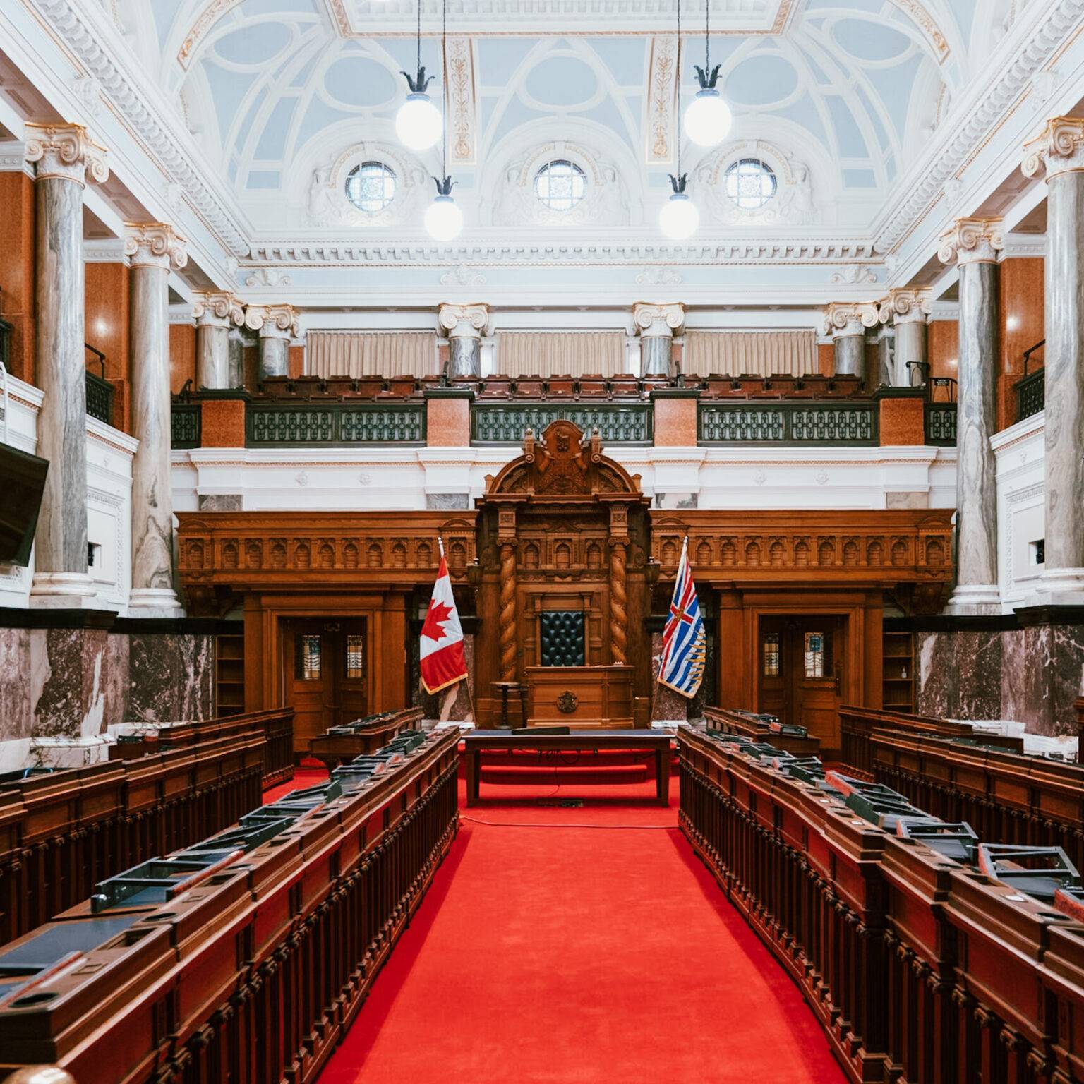 Ein Sitzungsaal von innen im Parlament in British Columbia.