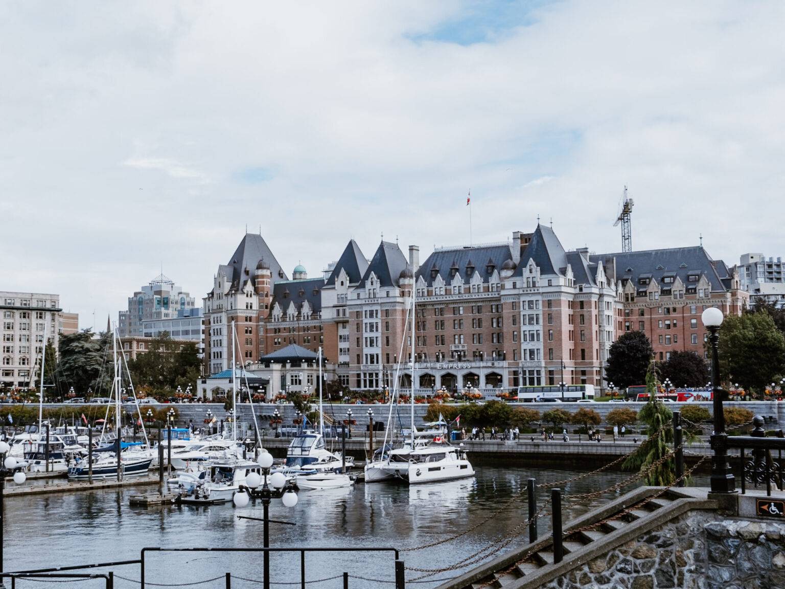 Das Fairmont Empress Hotel in Victoria mit dem Hafen im Vordergrund.