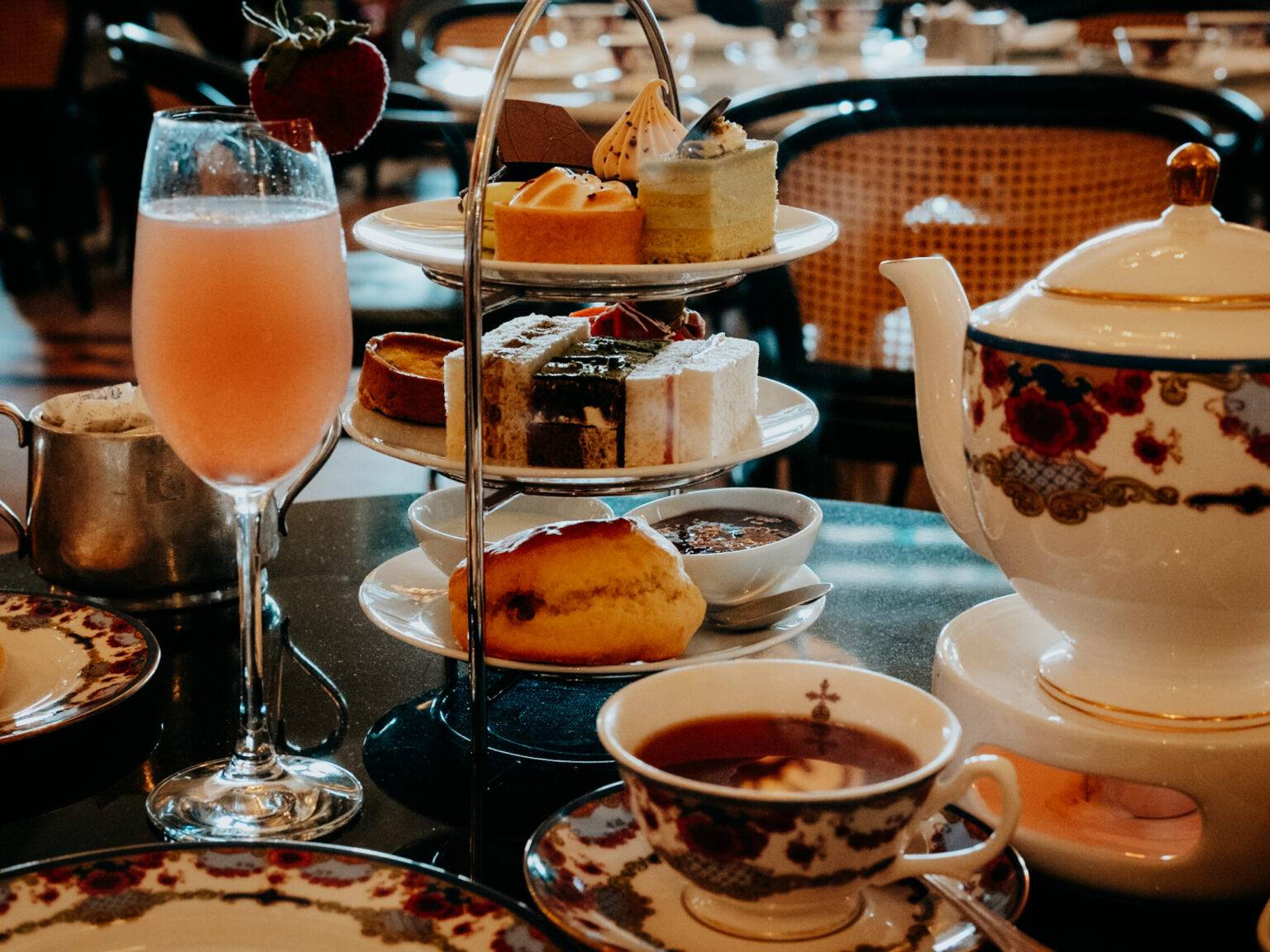 Afternoon Tea im Empress mit Tee und einer Etagere mit süßen und herzhaften Häppchen.