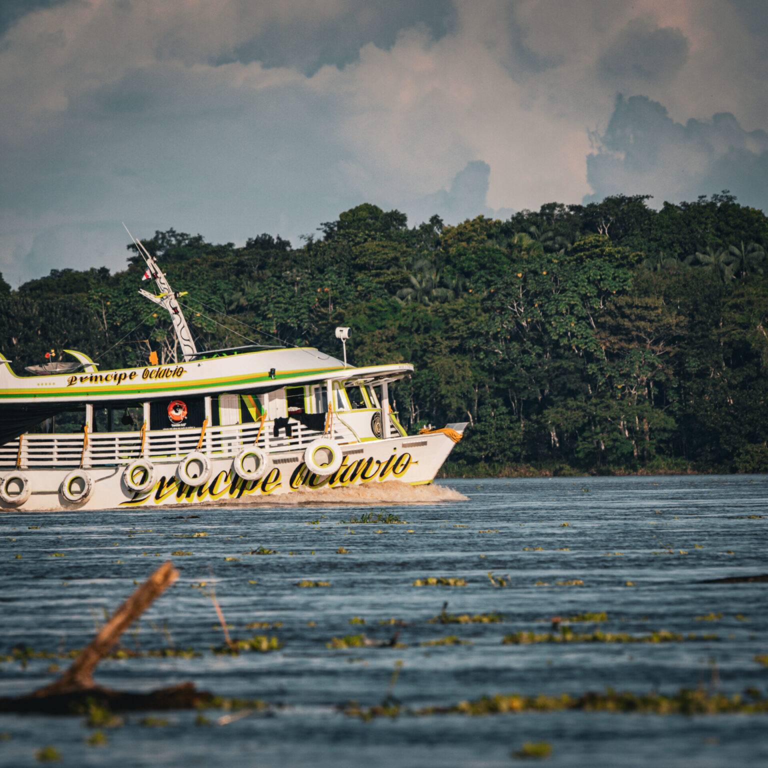 Ein Schiff auf dem Amazonas.