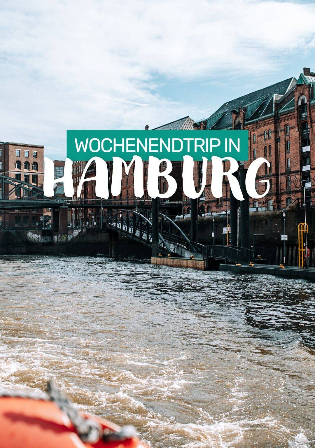 Ein Kanal und rote Backsteinhäuser hinter dem Titel "Wochenendtrip in Hamburg".