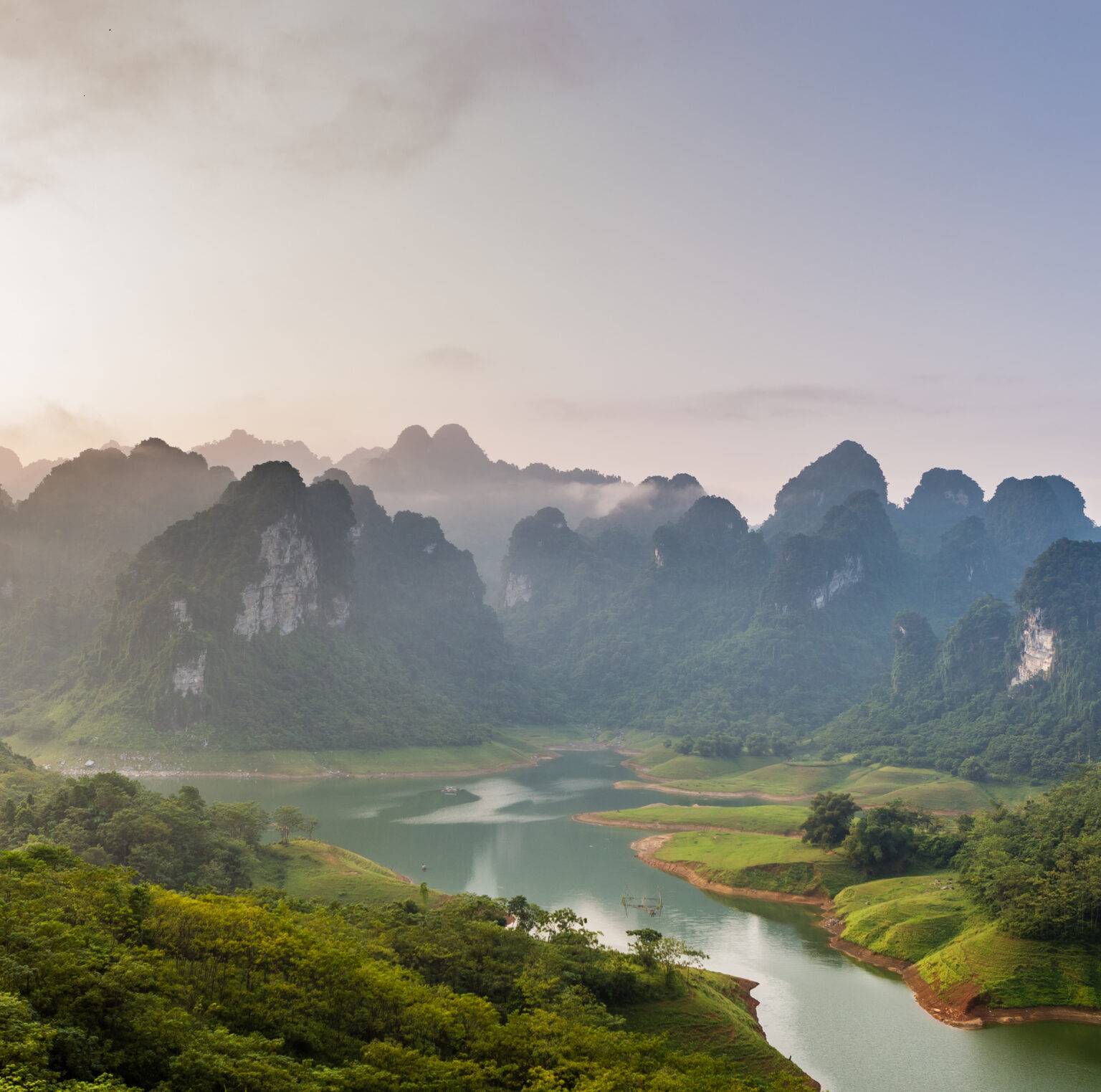 Ein breiter Fluss schlängelt sich durch die Thoung Lam Berge in Vietnam.