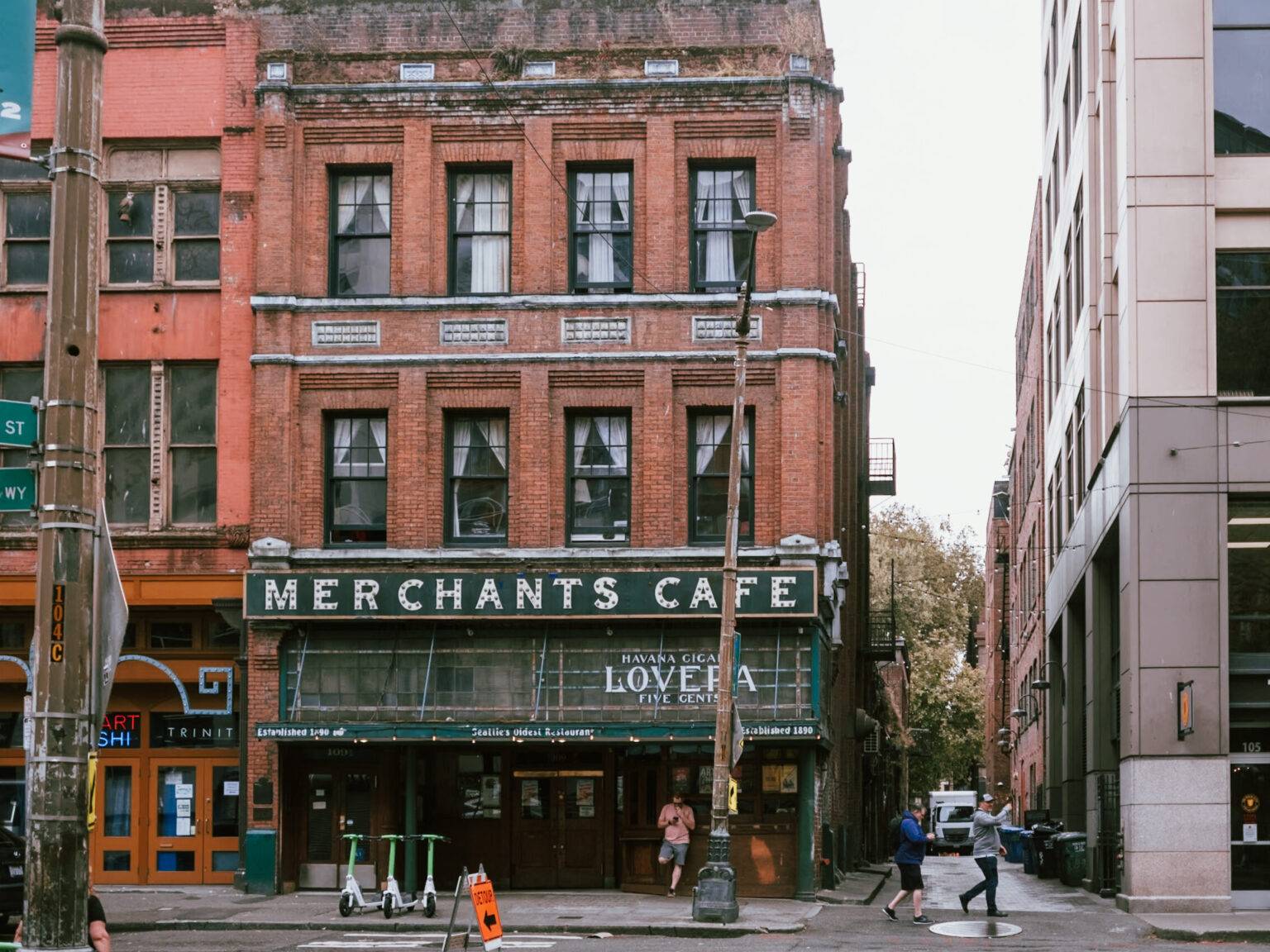 Ein historisches Gebäude aus rotem Backstein am Pioneer Square mit der Aufschrift "MERCHANTS CAFE".