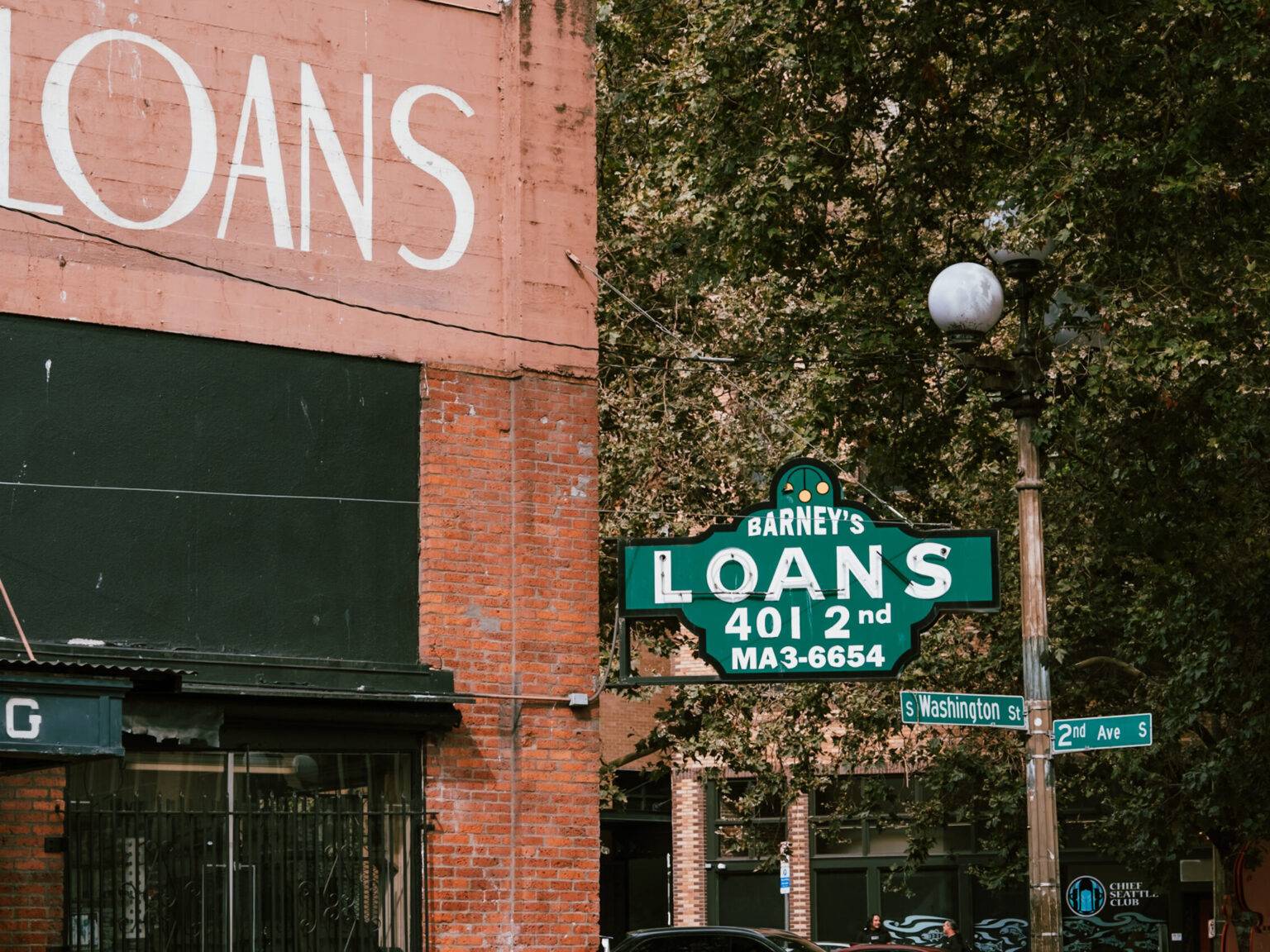 Ein historisches Schild von Barney's LOANS am Pioneer Square.