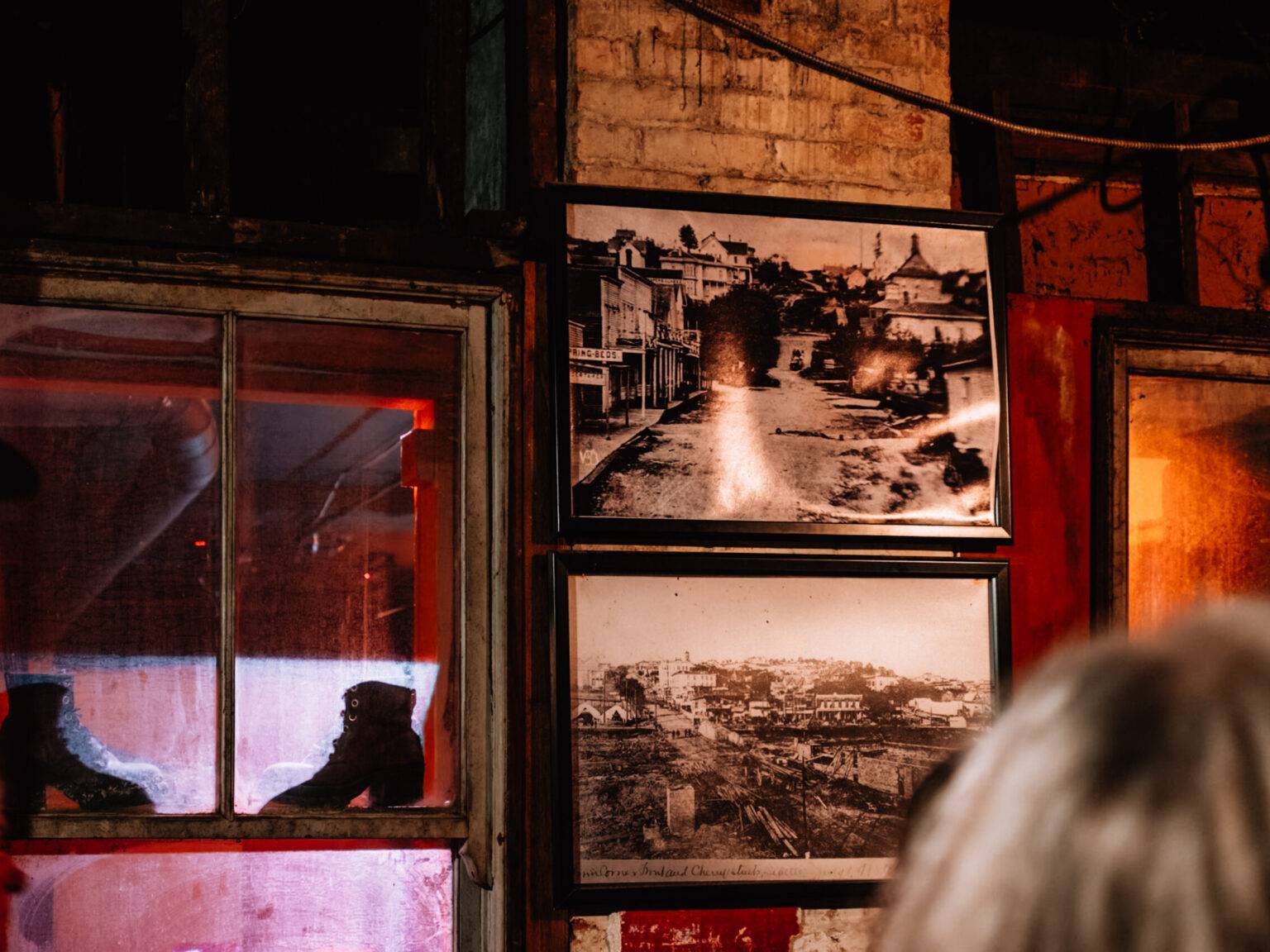 An einer Wand hängen Fotos vom historischen Seattle.