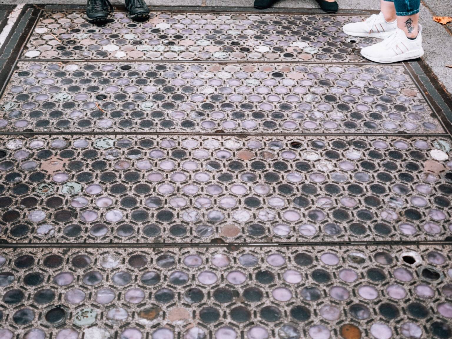 Glasbausteine im Asphalt, die als Oberlicht für Seattles Untergrund dienen.