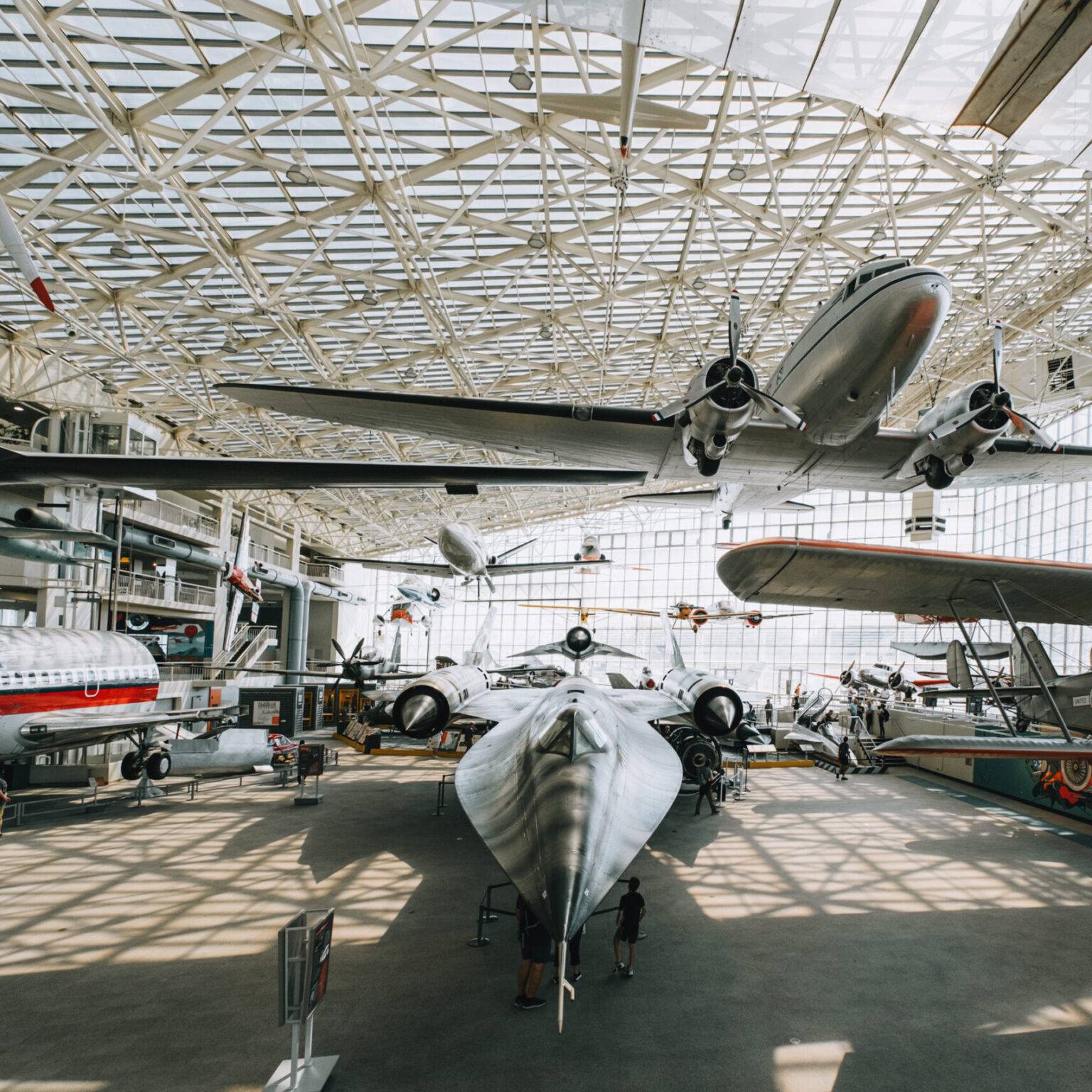 Verschiedene Flugzeuge in einer Ausstellungs-Halle des Museum of Flight.