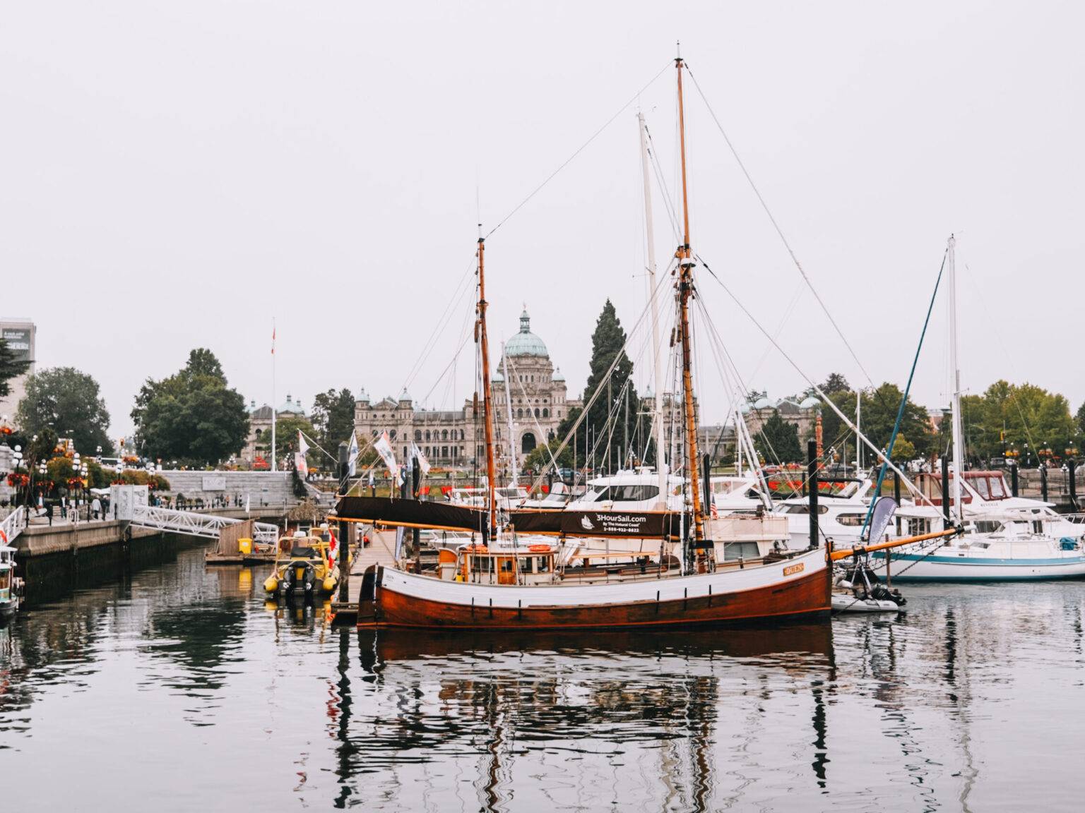 Einige Schiffe liegen im Hafen von Victoria.