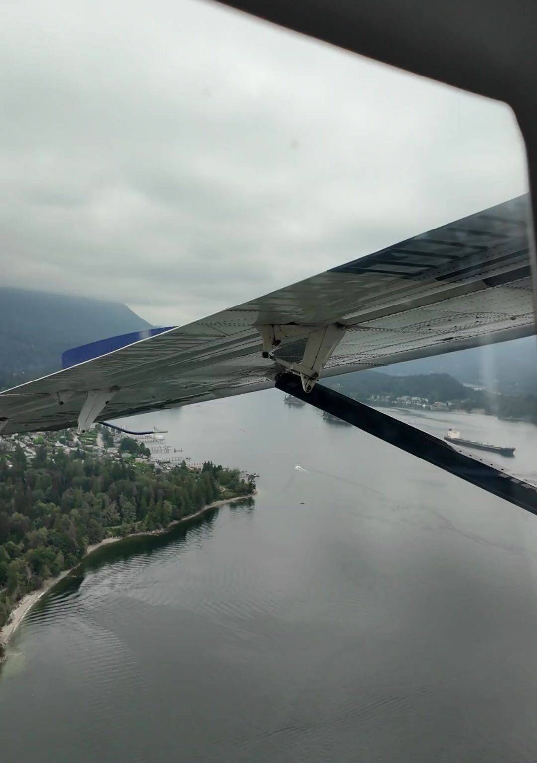 Der Träger eines Flugzeugs über dem Wasser bei Vancouver.