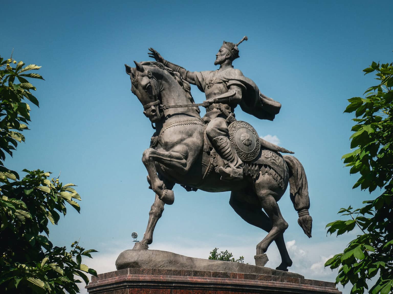 Statue von Amir Timur auf einem Pferd